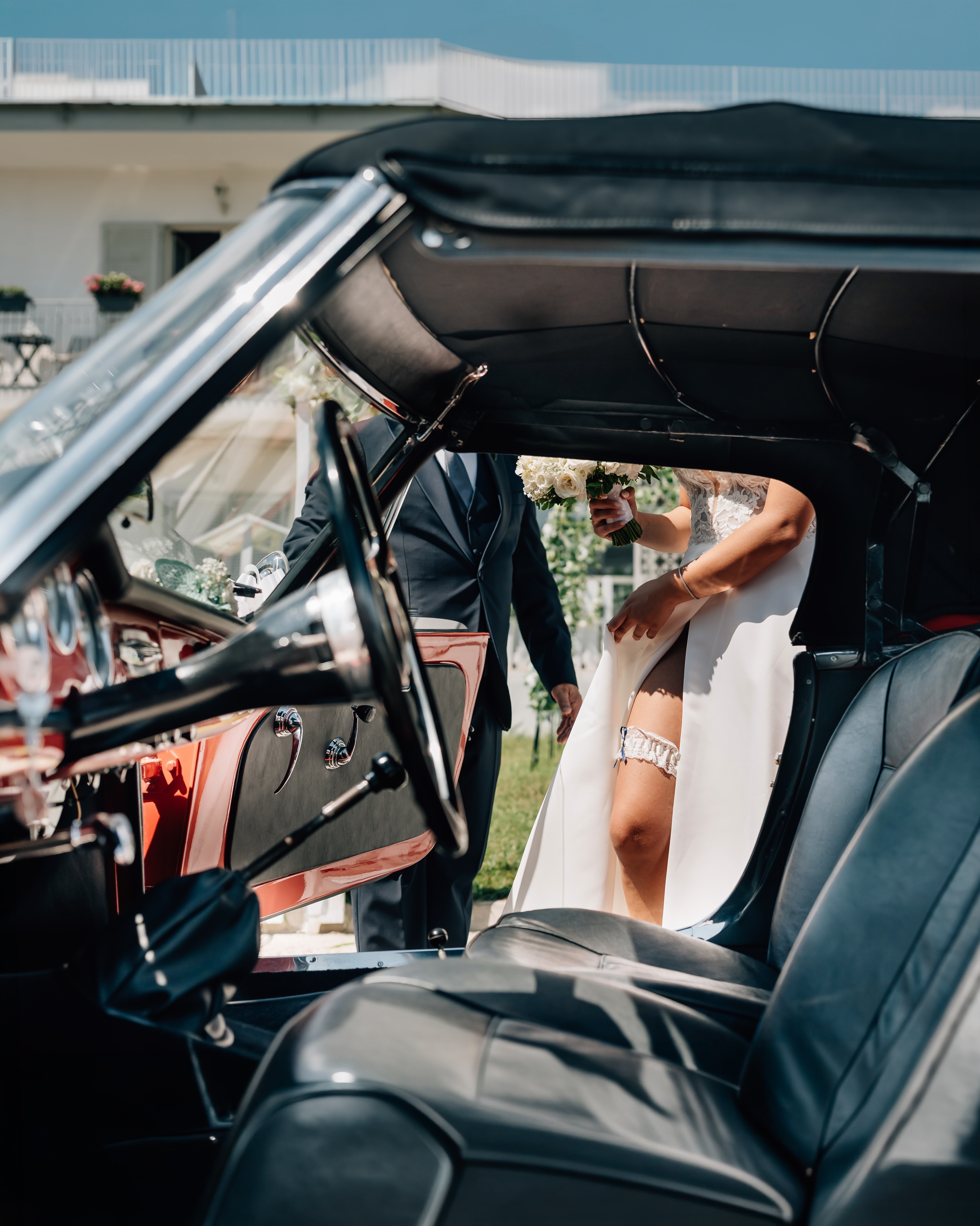 📸 Photo: @francescoartistico.it
A hidden detail, suspended between elegance and tradition. The bridal garter, captured as she steps into the car on the way to the church, carries centuries of symbolism, love, luck, and intimacy before the ceremony even begins.
Un dettaglio nascosto, sospeso tra eleganza e tradizione. La giarrettiera della sposa, colta mentre sale in auto verso la chiesa, custodisce da secoli un simbolo di amore, fortuna e intimità ancora prima che la cerimonia abbia inizio.
#weddingphotographeritaly #destinationweddingitaly #italywedding #weddinginspiration #weddingstorytelling