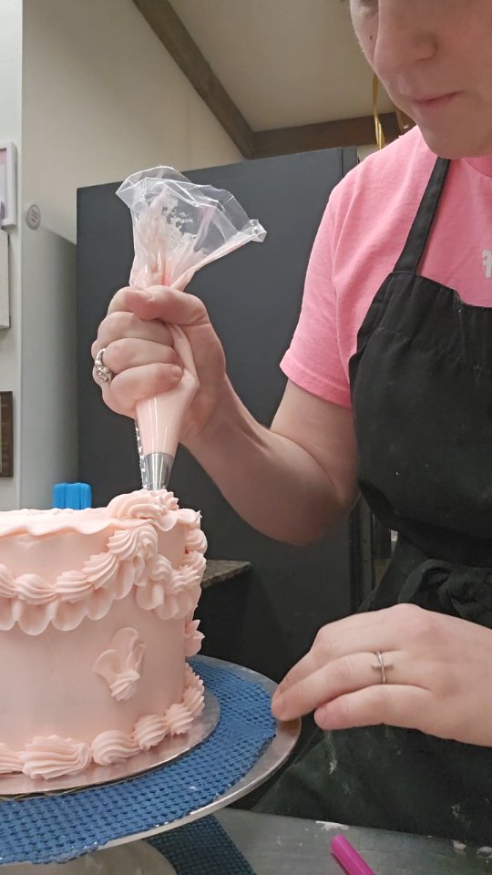 A little behind the scenes of vintage cake deco!
Lots of buttercream + sore hands = beautifully worth it, vintage cake!