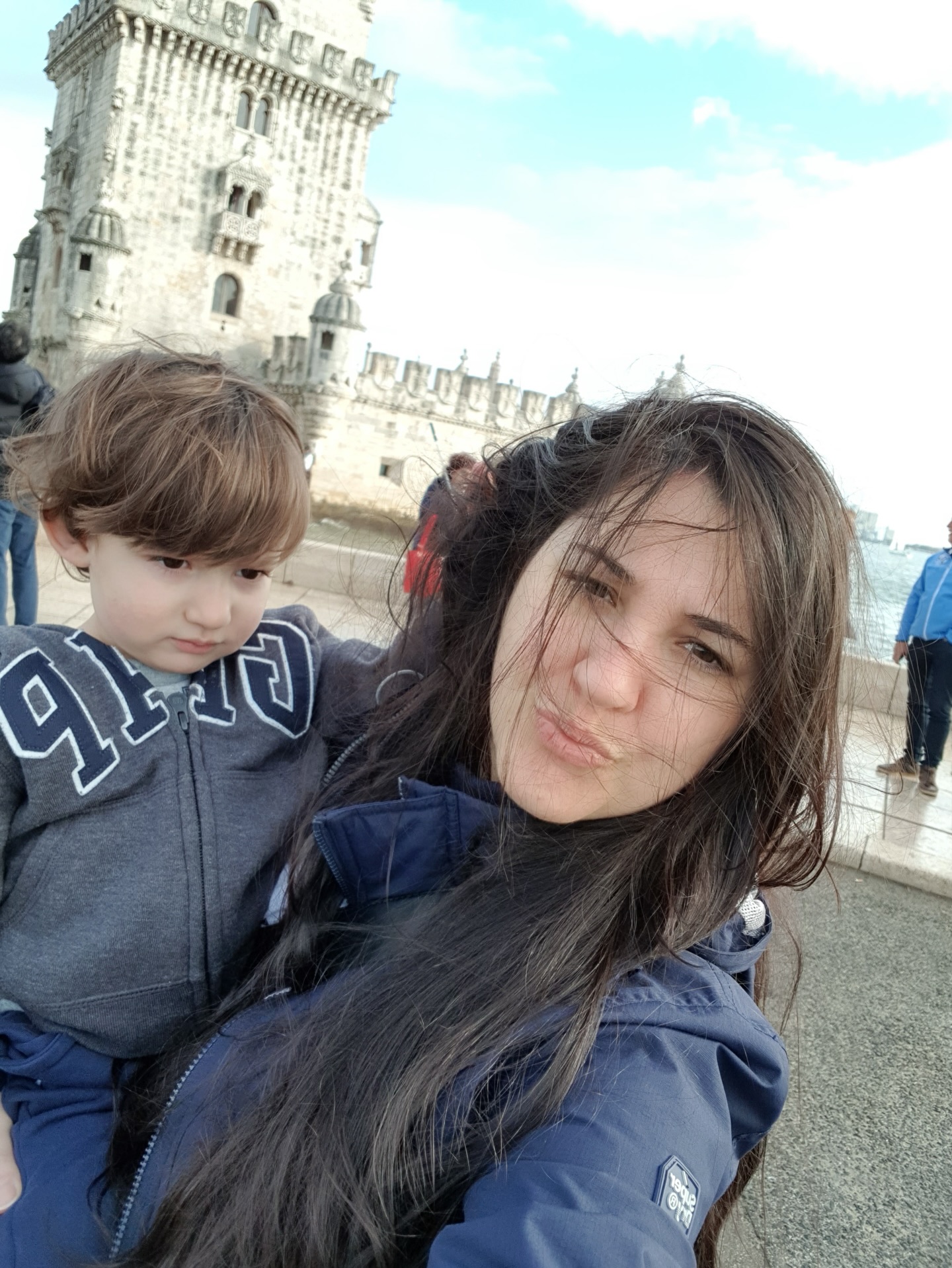 Eu amo ser a mãe de vocês!
Às vezes (quase todos os dias) vocês me deixam completamente maluca, também não tenho muito jeito para as brincadeiras um tanto quanto pesadas nem para fazer toda a sonoplastia que envolve a brincadeira, e mesmo tomando uma cabeçada por mês, inclusive gostaria de saber se existe um plano para quebrarem meu nariz (para eu me programar, sabe?), amo ser a mãe de vocês dois.