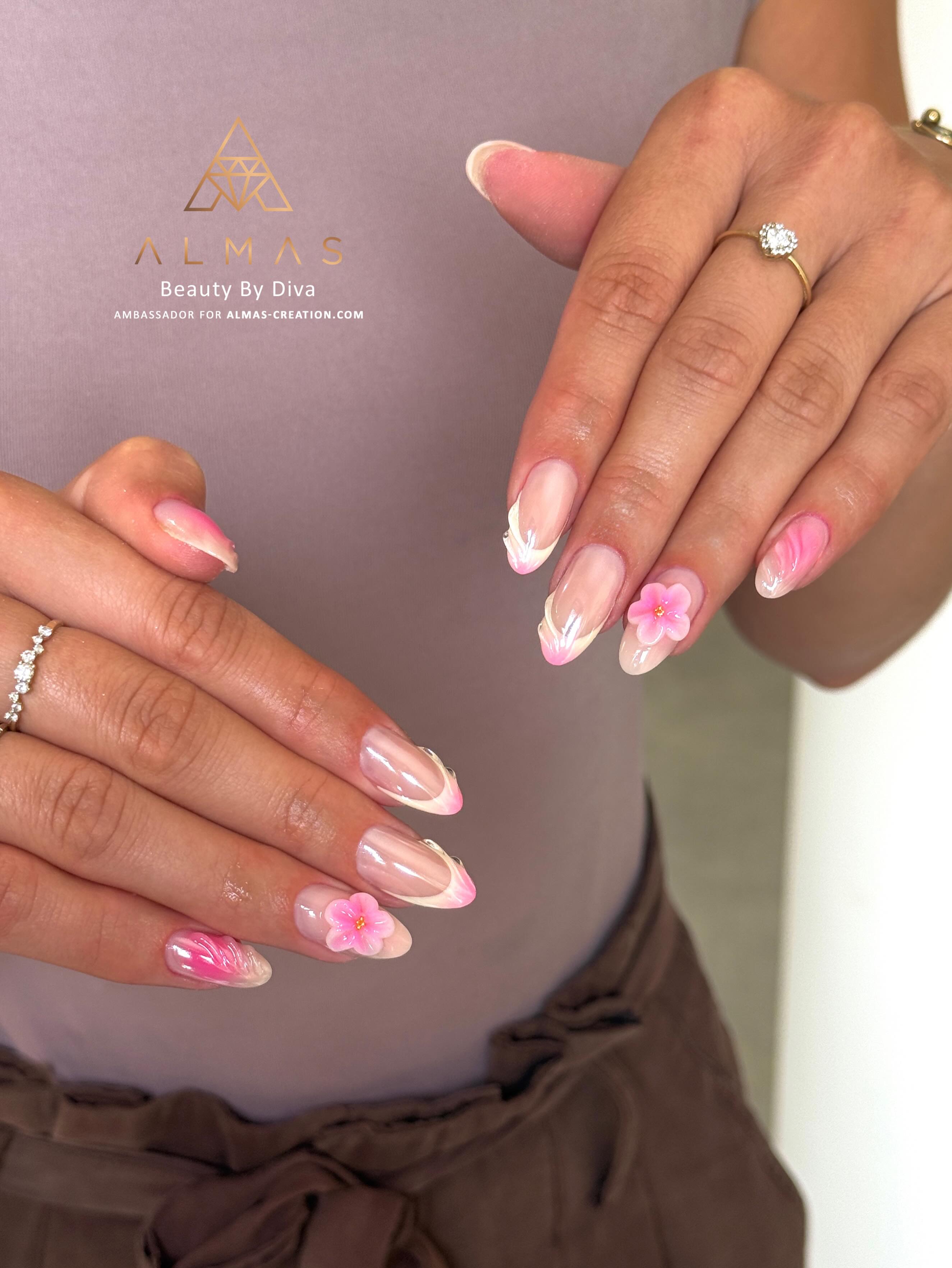 Quel est LE polygel ALMAS dont vous ne pourriez plus vous passer? 😌
Pour sa nouvelle pose, Diva a spontanément craqué sur la référence Apple Pie qui vient accompagner les paint Sprinkle/Tulip, le builder Soft Clear, le gel 3D Sculptura Milky, le pigment Frozen et la finition Diamond Top Coat. 🔥
#polygelnails #3dnails #flowernails #frenchnails #pinknail