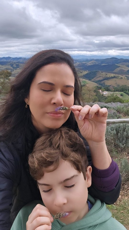 O que fica da sua mãe não é uma lembrança. É uma sensação.
A ciência chama de memória olfativa, a mais poderosa que existe. O cheiro é o único sentido que chega direto na emoção, sem passar pelo raciocínio.
Feliz Dia das Mães para quem é mãe, para quem tem mãe, para quem sente falta. 🌸
Me conta: qual é o cheiro que te lembra da sua mãe?
#AllSensez #DiadasMães #MemóriaOlfativa #Sensorialidade #Perfumaria