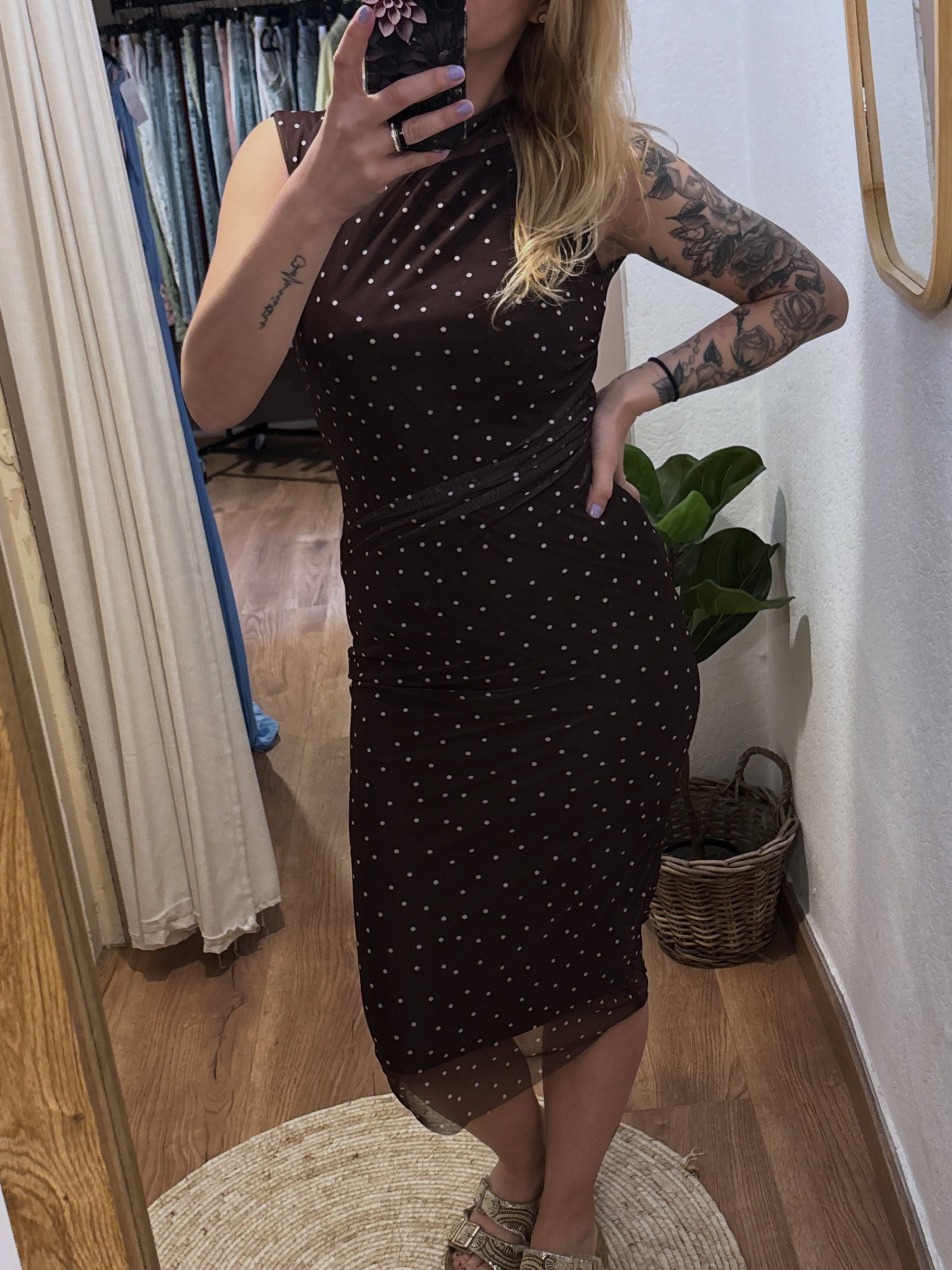 Chocolate-Dreams mit einem Hauch von Glam ✨
Dieses Kleid sitzt einfach wie angegossen 🤎 Die feinen Punkte, der transparente Stoff und der elegante Schnitt machen es zum perfekten Mix aus classy & sexy. Ob Date Night, Dinner oder Girls Night – ich bin verliebt 😍✨
Wie findet ihr den Look? 🫶
#ootd #dresslove #fashioninspo #brownfashion #datenightlook styleinspo polkadotdress tattoogirl fashionpost instastyle