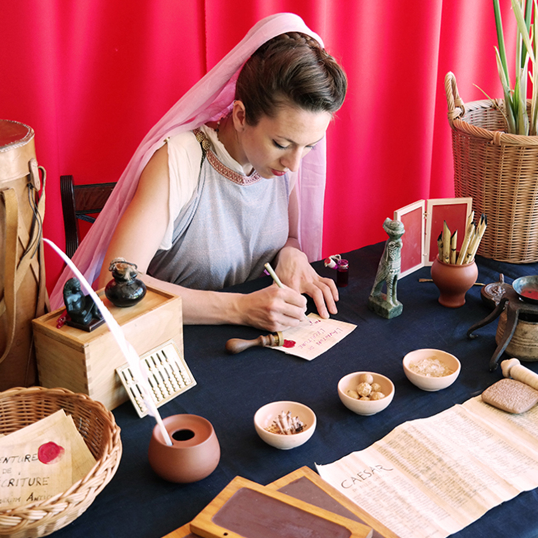 Découvrez l'univers d'Imperium Anticum :
Ateliers pédagogiques, Antiquité vivante, démonstrations historiques, bibliothèque romaine et animations pour vos événements : plongez au cœur de la Rome antique.
Alea jacta est !
#imperiumanticum #romeantique #histoirevivante #antiquité #reconstitutionhistorique #atelierpedagogique #guerredesgaules