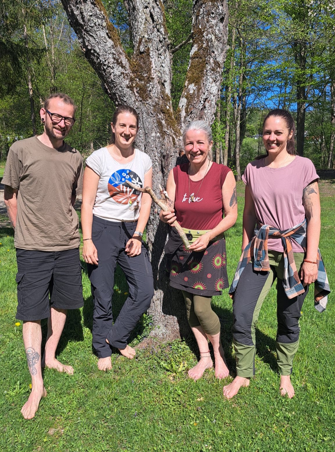 Führen, Folgen und Für-Sich-Sein:
WaNaKi auf Fortbildung
Sabine, Sabrina, Bianca und Karli - diese vier wunderbaren Menschen sind die Betreuungspersonen im Wald-Natur-Kindergarten WaNaKi. Sie begleiten voller Achtsamkeit und Naturpädagogik die derzeit 16 WaNaKi-Kinder auf ihrem Weg vom Zwergerl zum Riesen, sprich vom Dreijährigen zum Sechsjährigen, denn das ist die Alterspanne, die die Kinder im WaNaKi haben.
Dass die Qualität ihrer Betreuungsarbeit so hoch ist, liegt einerseits daran, dass sie sich stetig weiterbilden, um weiter zu wachsen und dass sie als Team sehr eng zusammenarbeiten. Was bei so einem kleinen Team zwar nicht schwer, doch nicht weniger wichtig ist.
Um noch intensiver in den Austausch zu gehen, haben Sabine, Sabrina, Bianca und Karli vor Kurzem den WaNaKi einen Tag lang zugesperrt und sind auf Fortbildung in die Wildnis „gegangen“.
Dort haben sie gemeinsam mit dem Wildnis-Trainer Andreas Ritter ihre Erfahrungen vor allem in zwei sehr gegensätzlichen Bereichen erweitert: Einerseits im Für-sich-sein in der Natur und andererseits im Gemeinsam-Sein in der Natur. Sowohl das Sich und die Umgebung wahrnehmen, als auch das Führen und Folgen standen also im Zentrum dieser drei Tage. Fortsetzung folgt. #wildnispaedagogik #waldkindergarten #badhall #lernenimwald #waldliebe #wildnis