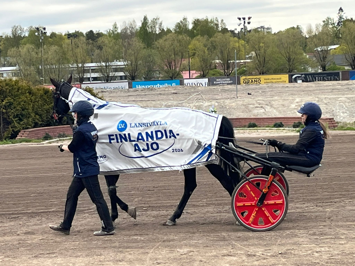 Hevosvoimia ja juhlatunnelmaa Vermossa! 🐎Keskustan 120-vuotisjuhlavuosi näkyi ja tuntui viikonloppuna Finlandia-ajon huumassa! Sunnuntaina kaviouralla jännitettiin Keskusta 120 vuotta -nimikkolähtöä, ja teltallamme kävi iloinen kuhina koko viikonlopun ajan. Mukana menossa oli laaja joukko ehdokkaitamme keskustelemassa Espoon ja Uudenmaan tulevaisuudesta. Esillä oli erityisesti ProVermo-henki ja tärkeä kuntalaisaloite alueen elinvoiman puolesta.
Lue blogista tunnelmat radan varrelta, ketkä olivat mukana ja mitä ProVermo-teema tarkoittaa käytännössä:
👉https://www.espoonkeskusta.fi/post/keskusta-120-vuotta-vauhtia-ja-vaikuttamista-vermo-areenalla
#Keskusta120 #Vermo #Espoo #Uusimaa #ProVermo #FinlandiaAjo #politiikka #hevosurheilu