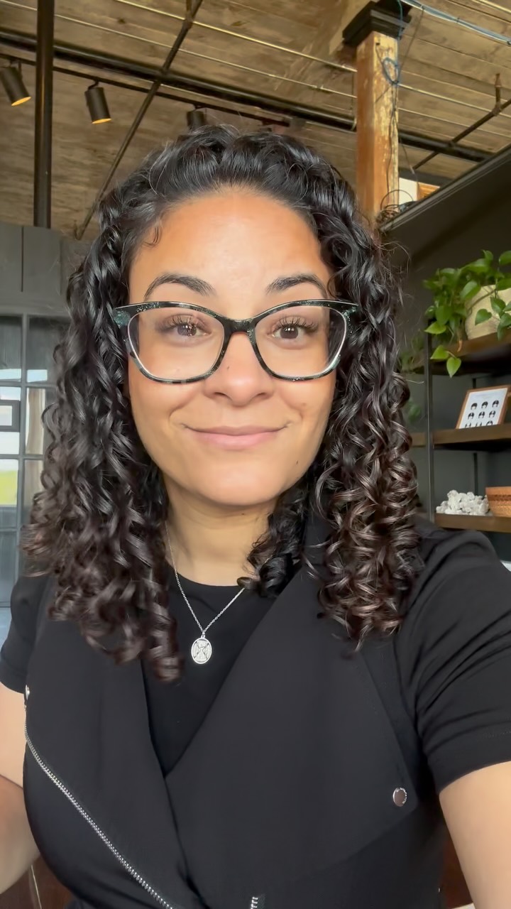 Before I talk treatments, supplements, or products, I want to understand why your hair is changing in the first place. Stress. Hormones. Nutrition. Inflammation. Scalp health. Genetics. Sometimes it’s multiple things happening at once.
Because guessing gets expensive, frustrating, and honestly… exhausting.
That’s why I start with investigation first. Always. 🌱