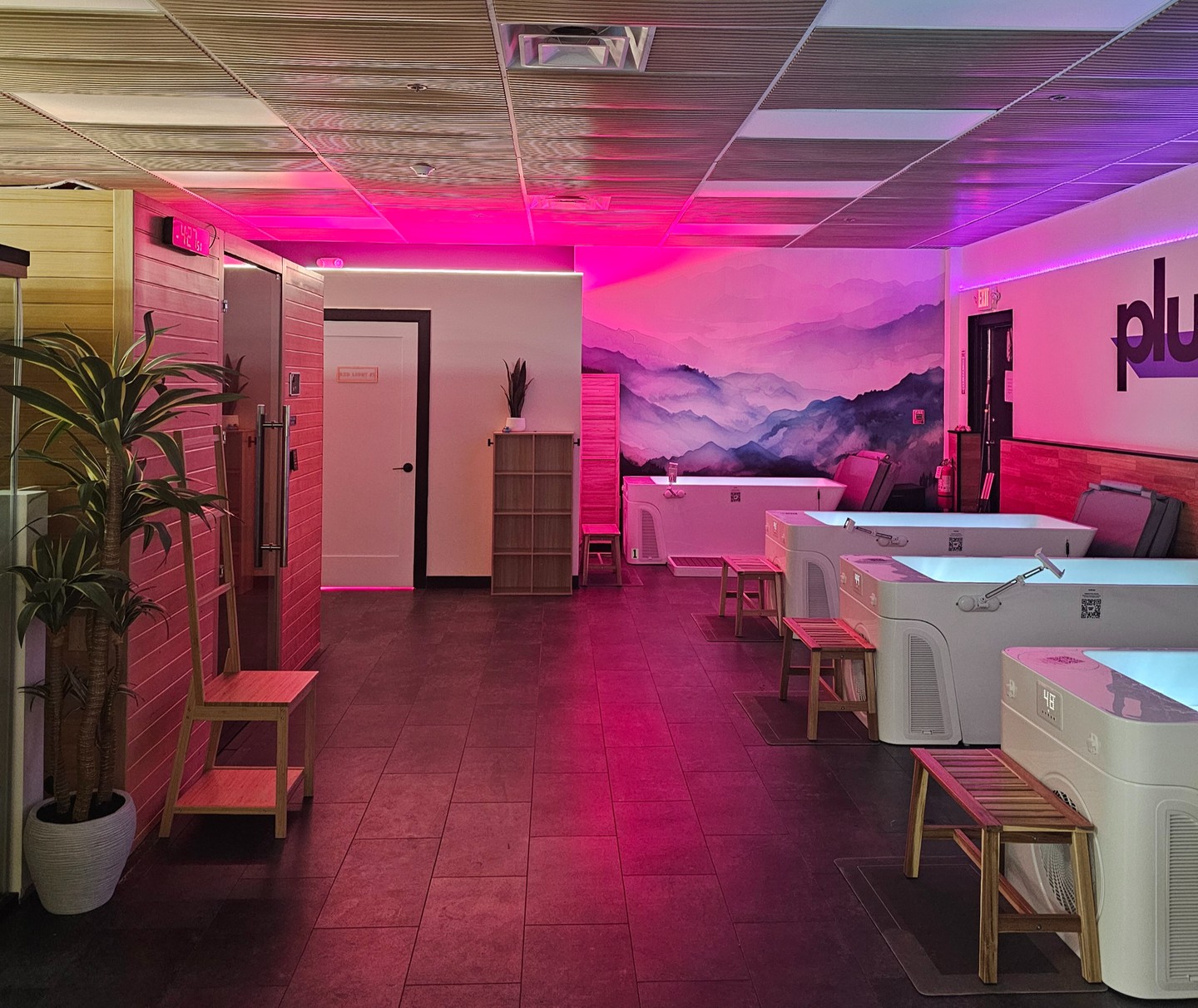 I just crossed the finish line, and now it’s time to recover right. At Plunge Boston we recommend a simple, effective routine: 2–3 minute cold plunge (37–59°F) within 24 hours, plenty of fluids + electrolytes, and quality sleep. Add a sauna session or red-light therapy and Normatec compression to speed recovery and reduce soreness.
No appointment needed, grab a pass online or stop in after the race. Link in bio! 🧊🔥💪
#ColdPlunge #RecoveryRoutine #PlungeBoston #MarathonRecovery #SaunaBenefits #RedLightTherapy #Normatec #SaugusWellness