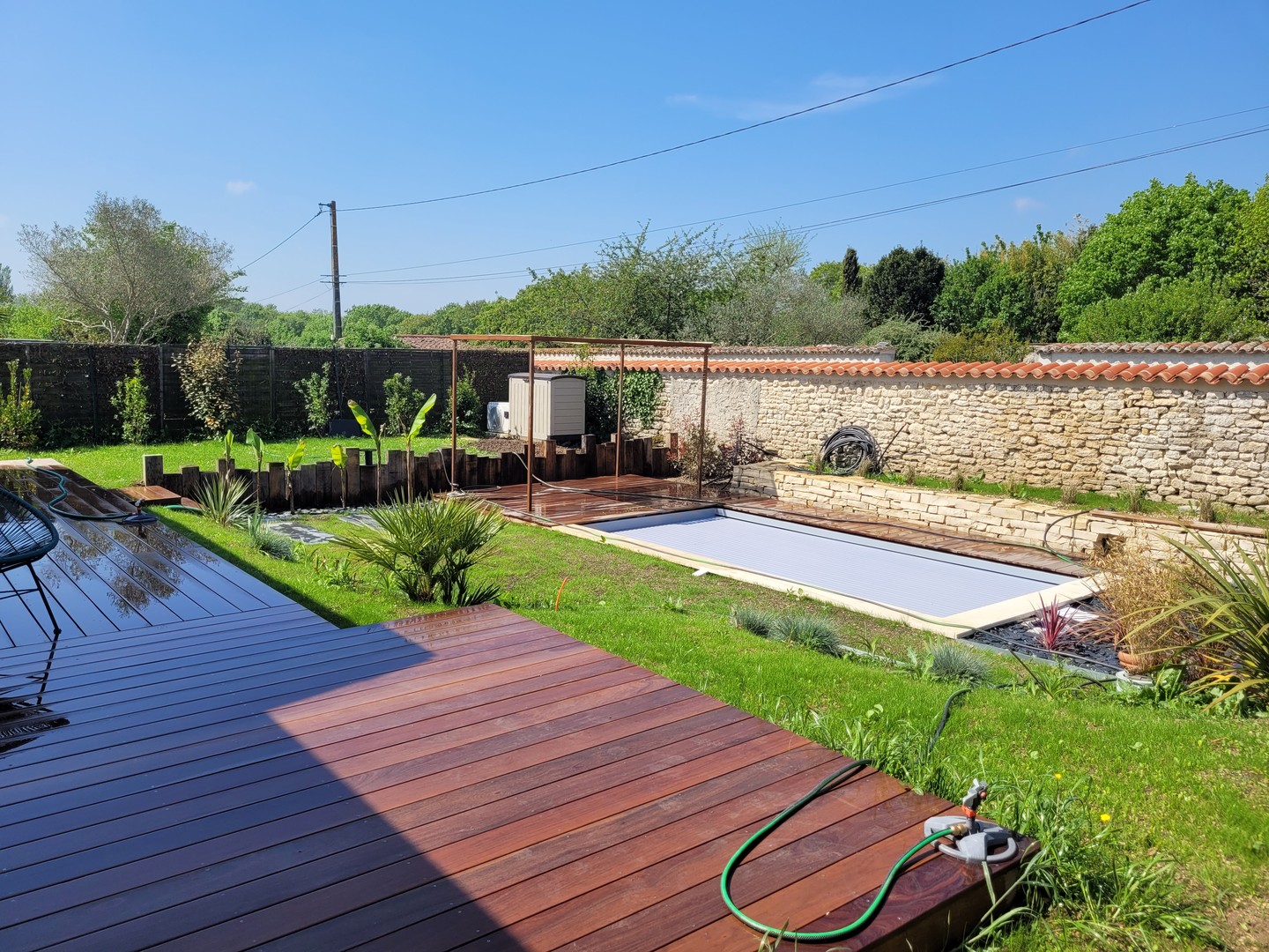 Transformation méditerranéenne à Thairé d’Aunis : terrasse en bois exotique, pergola en bois brut, muret en pierres sèches et massif moderne demandant peu d'entretien. 🌿☀️
#Jardin #AménagementPaysager #TerrasseBois #Pergola #Jardinméditerranéen #InspirationMaison #Paysagiste #JardindesDalles #PaysagisteLaRochelle
