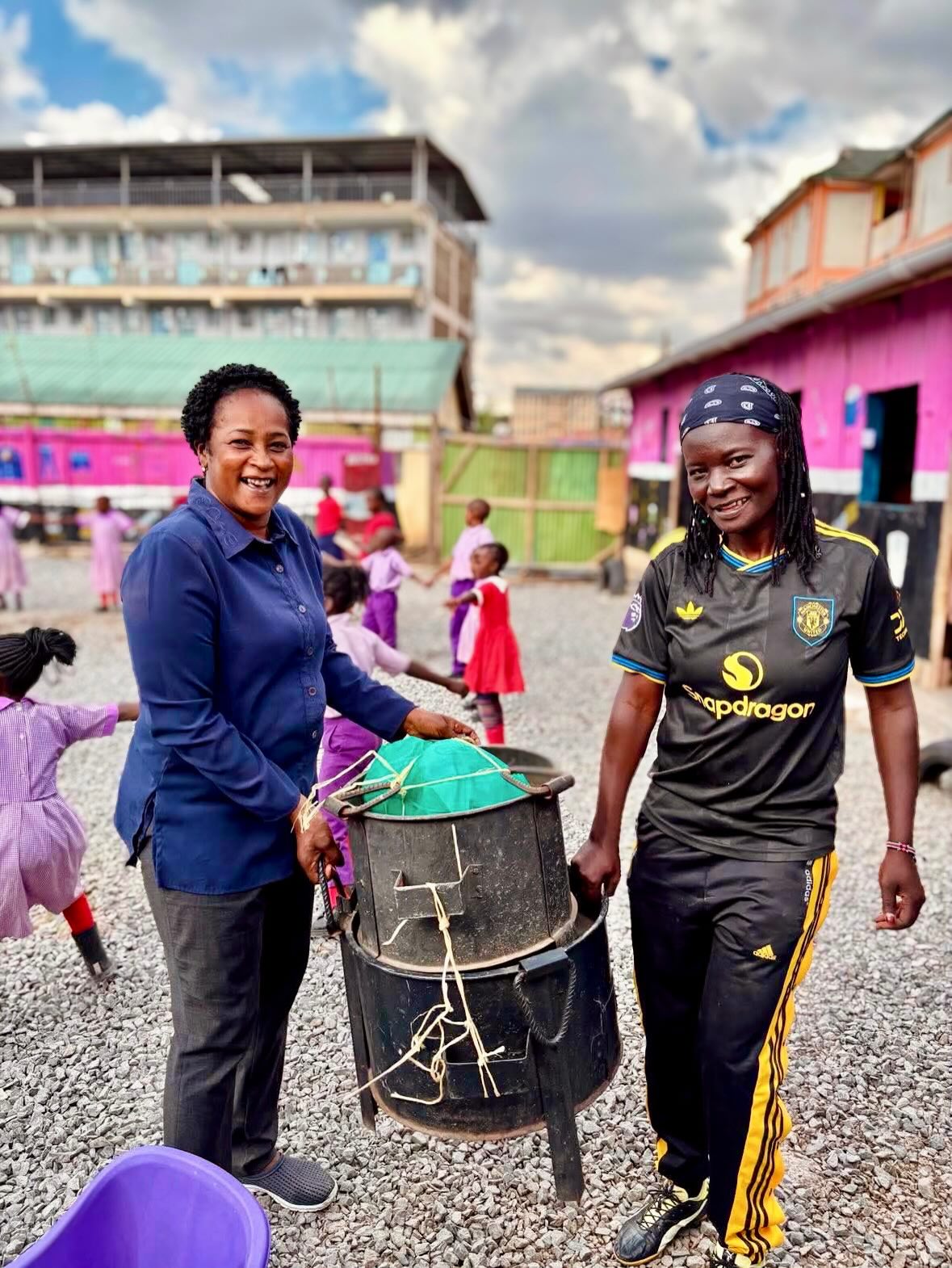 Tack vare en generös donation har skolan nu kunnat köpa in två nya jikos! ✨
En jiko är ett traditionellt och energieffektivt kolkök som används för matlagning i många delar av Afrika. Skolans tidigare jikos har tjänat verksamheten väl, men de har varit för små för att kunna laga mat till alla elever på ett smidigt sätt. Med de nya, större jikosarna blir det nu betydligt lättare för skolans kock att laga mat i större mängder.
Samma vecka kunde skolan även köpa in nya tallrikar, något som kommer göra stor skillnad i vardagen för eleverna.
Skolan är otroligt tacksam för allt stöd som hjälper till att skapa en bättre skolmiljö och bättre förutsättningar för både elever och personal. Tack till alla som gör detta möjligt! 💜