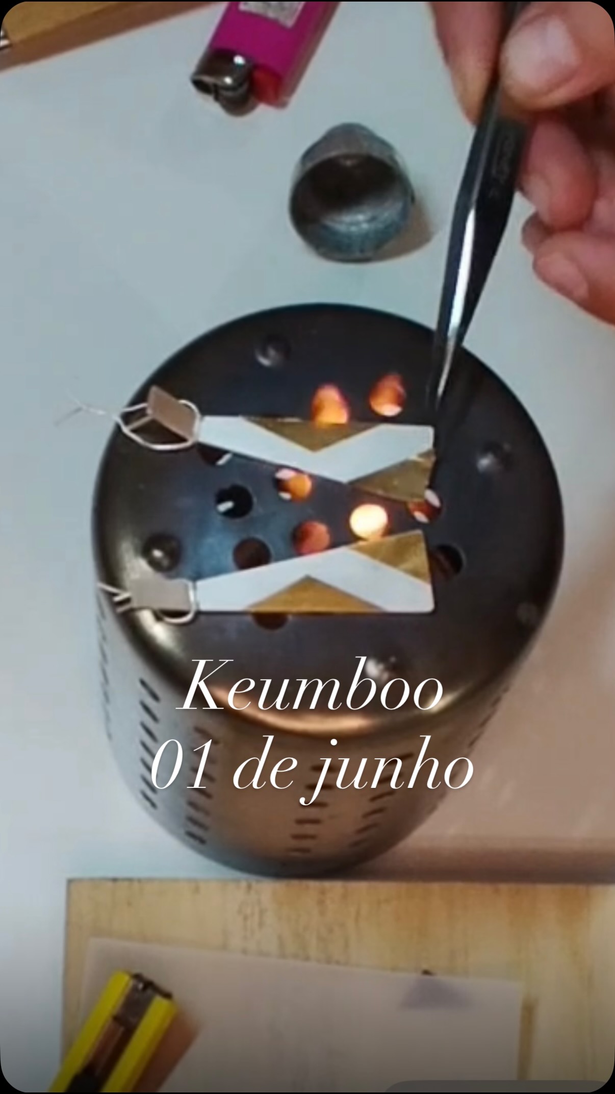 O Keum-boo é uma técnica de origem Coreana, que permite a aplicação de finas lâminas de ouro sobre as peças de prata, sem necessidade de solda
MATERIAIS INCLUSOS
0,5 gr de ouro 1000
20 gr de chapa de prata 925
20 cm de fio 0.9 mm
solda forte
chapa de cobre insumos para execução da técnica
DATAS E HORÁRIOS
01 de Junho das 9:00 as 12:00 e das 14:00 às 17:00
o curso é dirigido a joalherios e estudantes de joalheria.
Inscreva-se pelo WhatsApp 51 992475405😉