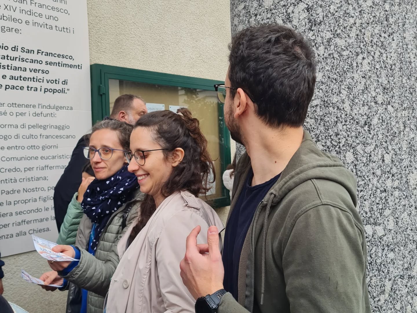 Tra un ombrello e una tagliatella, non ci siamo persi d'animo davanti al meteo!
Sotto una pioggia scrosciante ieri siamo stati a Lecco, per promuovere la nostra prossima replica:
Sabato prossimo, alle 21, saremo al Teatro Cenacolo Francescano, con Open Bar!
Non fatevi scappare questa occasione, ingresso ad offerta libera, biglietti e prenotazioni al link in bio!
E grazie a @instant_lecco per averci rifocillato a pranzo!
#teatro #musical #eventilecco #teatrolecco #eventi