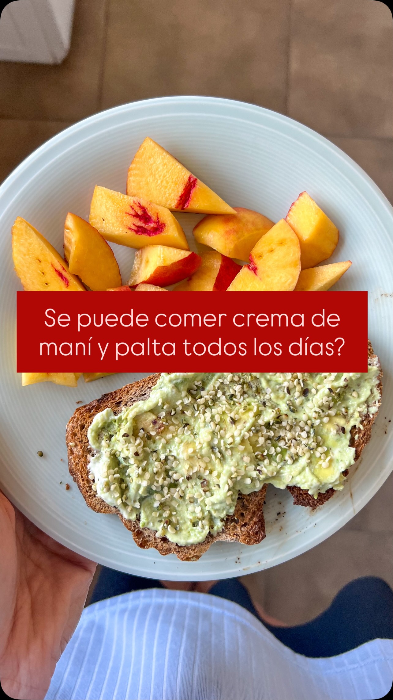 ⁉️Se puede comer crema de maní y palta todos los días? 🥑🥜
🌱La grasa es un macronutriente y cumple funciones importantes en nuestro cuerpo, no es algo que haya que evitar o “tenerle miedo”
🥑 Por eso, alimentos como la palta, crema de maní, frutos secos, aceite de oliva, aceitunas, semillas, deben formar parte de tu alimentación diaria, incluso en todas las comidas
➡️ La clave no está en eliminar las grasas, sino en elegirlas mejor y aprender a armar comidas más completas y equilibradas.
⚠️ El problema es basar tu alimentación en productos ultraprocesados, comer muy desordenado o no lograr un equilibrio entre los grupos de alimentos.
🙋🏻♀️ Si necesitas que te ayude a mejorar tu alimentación para que puedas crear hábitos saludables sin vivir a dieta, escribime por mensaje directo o a través del link que está en mi perfil, que yo te puedo ayudar y acompañar en tu proceso nutricional 🧡
➖➖➖➖➖➖➖➖➖➖➖➖
📚 Metodología ➡️ Creando hábitos, no dietas
📩 jacinta@nutricionequilibrio.com.uy
📲 098 408 043
🌎 Www.jacicubasnutricion.com
#grasasaludable #nutricionista #habitossaludables #nodietas #nutricion