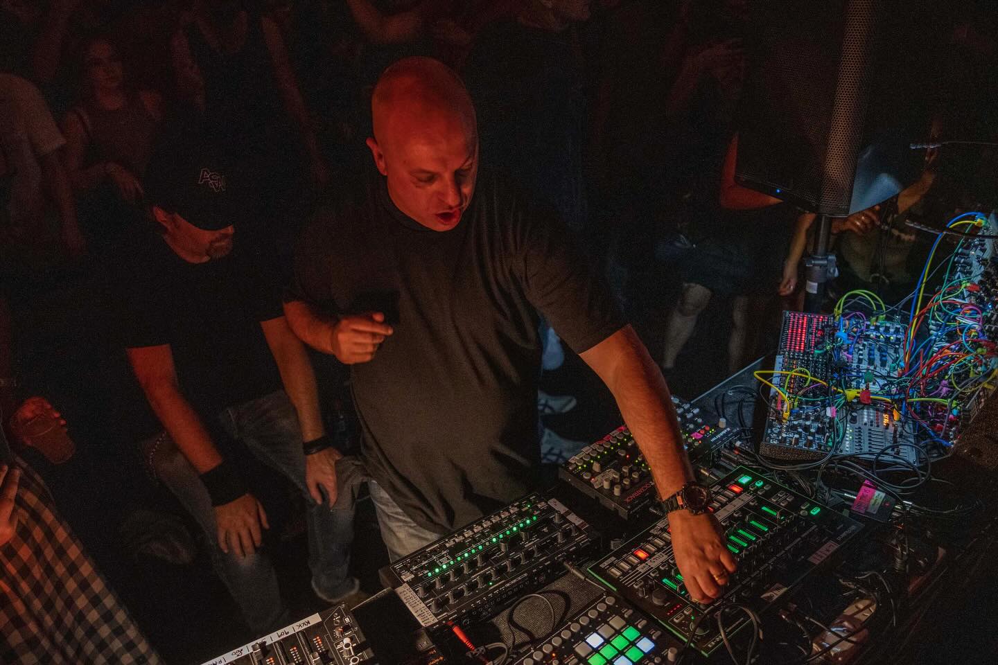 .
See you soon at @revolverupstairs Friday May 29
📸 @melissa.butters_
#livetechno #techno #improvisedmusic #acidtechno #modularsynth