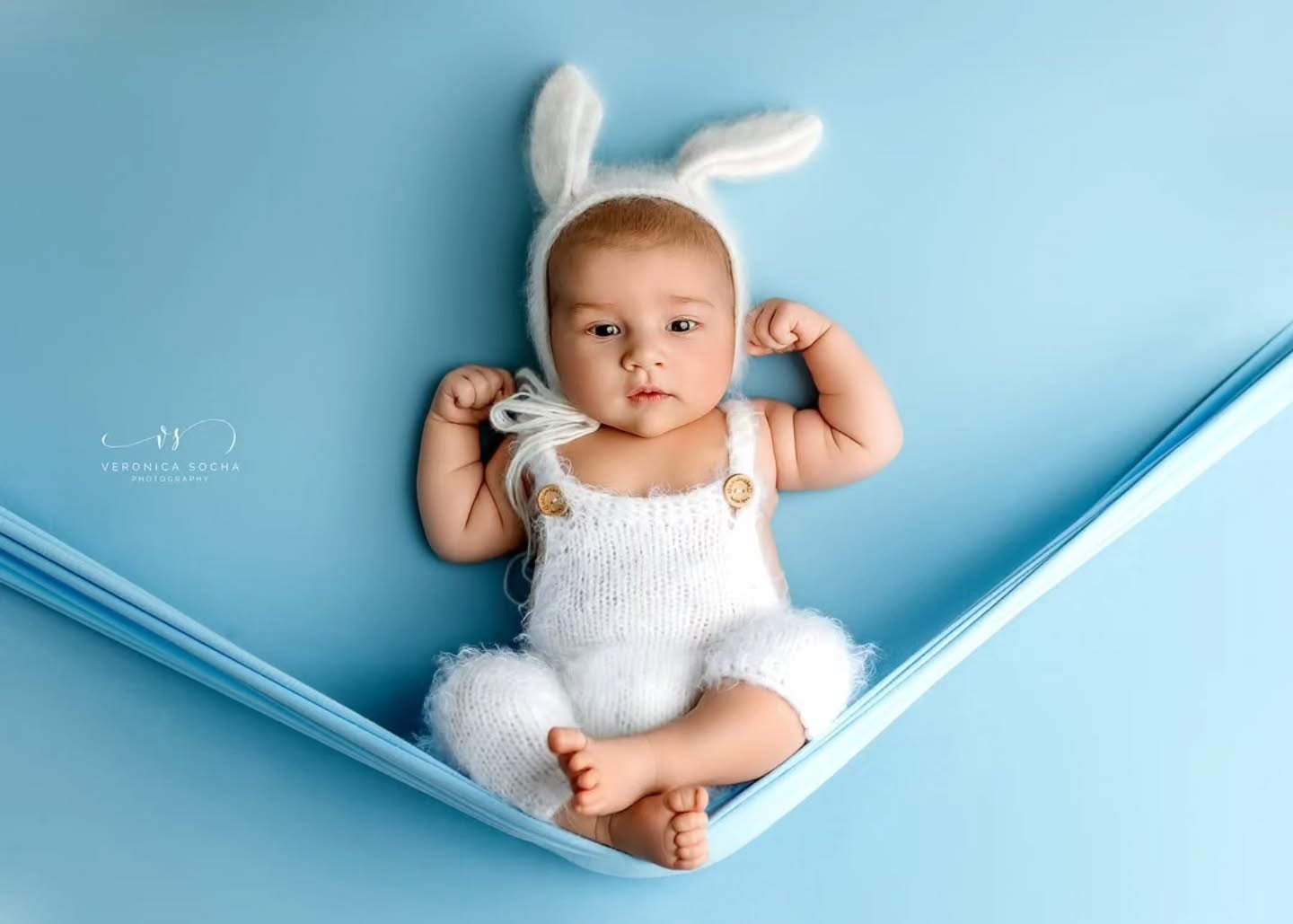 Some bunny is stealing hearts… and maybe a little bit of sleep too 🐰💙
I mean… just look at those cheeks.
Those tiny little hands.
That “I’m cute and I know it” face 😍
From sweet, innocent poses…
to tiny flexing arms like “look how strong I am already 💪”…
and those curious expressions like they’ve just discovered the world — every moment is pure magic ✨
This is exactly why newborn sessions are so special —
they capture not just how your baby looks, but their little personality starting to shine through 🥹
One minute they’re sleepy and peaceful…
the next they’re wide awake like “okay, what’s going on here?” 👀
And these moments? They change so quickly.
If you’re thinking about a newborn session, this is your reminder —
don’t wait too long… because they don’t stay this tiny forever 🤍
📍 Swindon Newborn Photographer
📩 Message me to boo#fineartnewborn
_________________________________________
https://www.veronicasphotography.com/contact
#SwindonPhotographer
#NewbornPhotography
#BabyPhotoshoot
#SwindonMums
WiltshirePhotographer
NewbornSession
BabyDetails
CuteBaby
FineArtNewborn