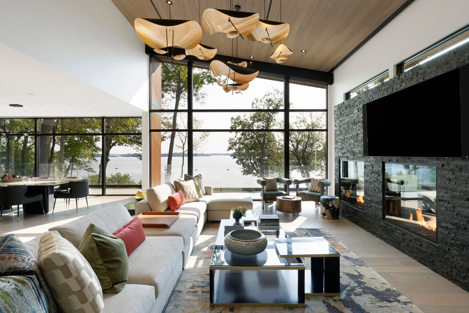 This stunning Lake Minnetonka home has no shortage of beautiful details. Between the lake views, dramatic dark accents, walls of glass, and marble moments, there’s something incredible in every direction. 😍
Design + Build: @jaquebethkedesign
Photography: @spacecrafting_photography