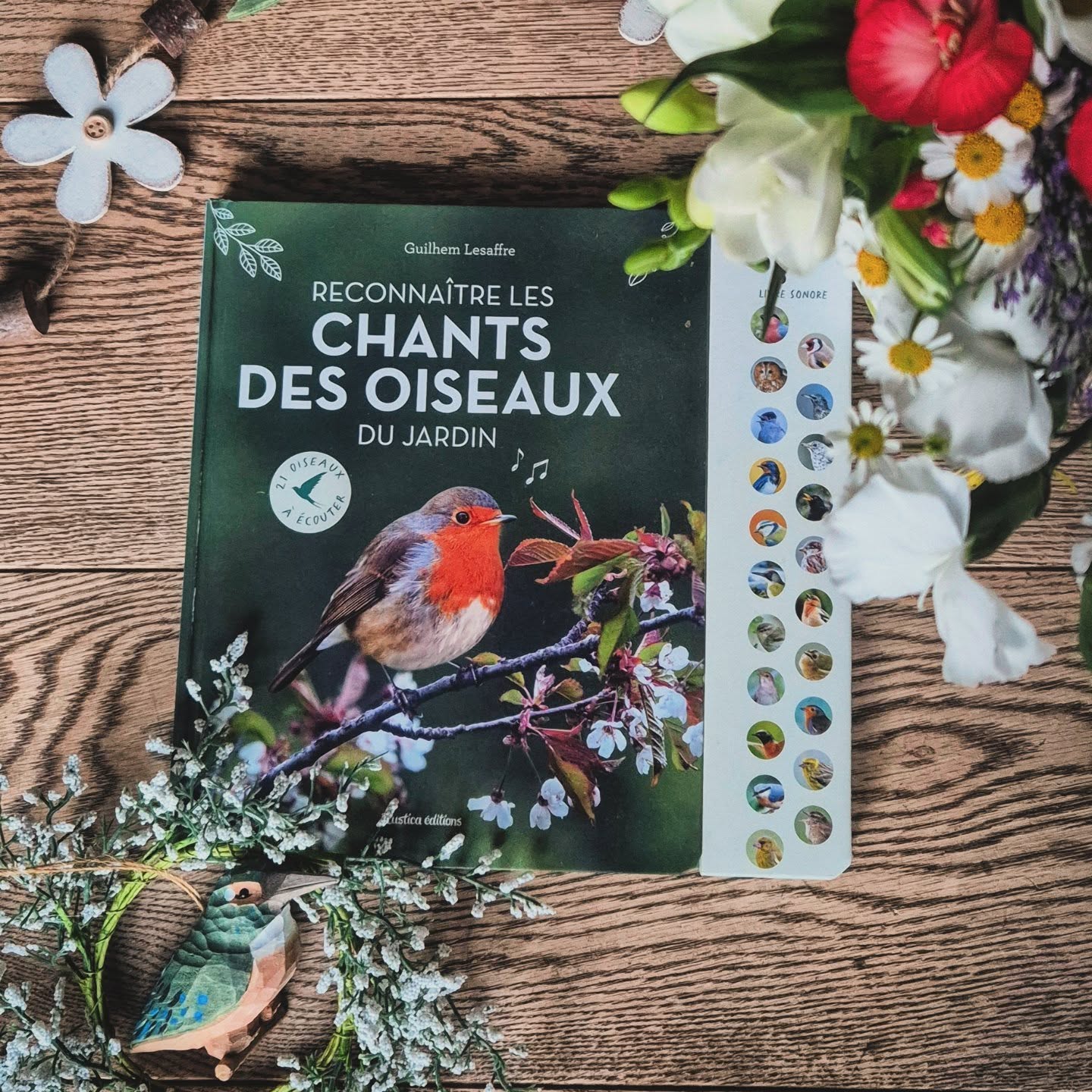 "Le troglodyte mignon - POLYGAMME : Un mâle peut ébauche plusieurs nids et accueillir deux ou trois femelles, chacune choisissant alors un nid et en assurant la décoration intérieur." 🐦
#bookmorning 📖 à la maison on adore observer les oiseaux, on adore aussi les livres sonores et on a un super combo : #reconnaitreleschantsdesoiseauxdujardin chez @rusticaeditions 🤗
Pas moins de 21 oiseaux à écouter avec pleins de petites informations à apprendre, les pages sont épaisses parfaites pour les toutes petites mains, chaque chant d'oiseau est bien long à écouter, on l'utilise tous les jours 😁
Nos préférés sont évidemment le Troglodyte, le Rouge-gorge, le pic vert pour Alpaslan et la Chouette Culotte pour mademoiselle Hazel 🤭🦉
Et vous ?
Doux mercredi entre les pages 📖🐦🫖
#bookstagram #livresonore #kidsbook