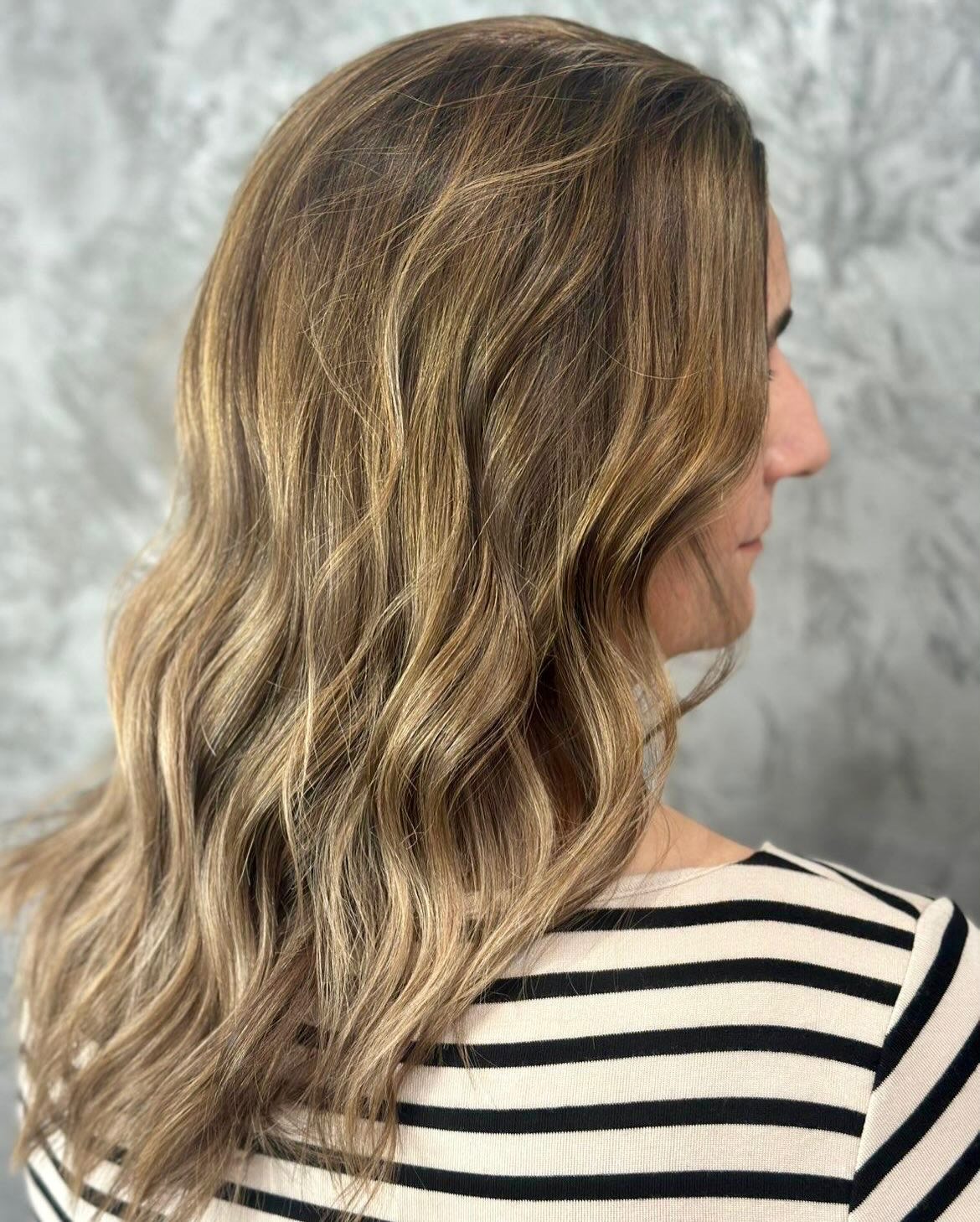 Des nuances parfaites, de la lumière et un résultat naturel qu’on adore✨
Tu aimerais avoir un look similaire ? Viens nous rendre visite ! Réserve ton rendez-vous en DM 📩
📍RyanHair Dudelange
💇🏻♀️ Par Rémi
#dudelange #balayage #salondecoiffure