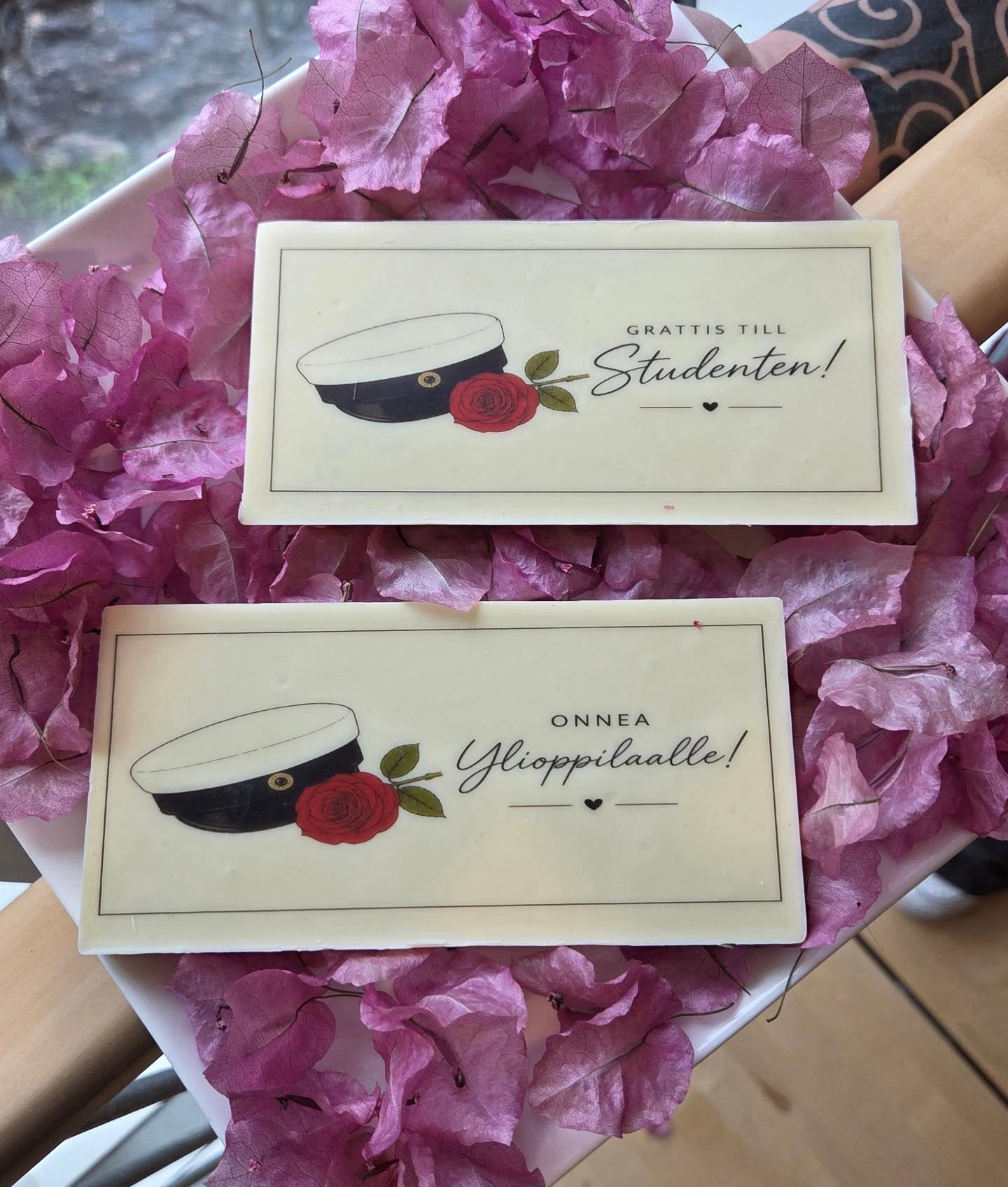 Fira studenten med något både gott & minnesvärt! ✨
Hos oss hittar du nu chokladplattor med fina studenthälsningar, perfekta att ge bort på den stora dagen.
Grattis till alla nyblivna studenter! 🌸🥂
Juhlista ylioppilasta jollain
herkullisella & ikimuistoisella! ✨
Meiltä löydät nyt suklaalevyjä kauniilla valmistujaisonnitteluilla, täydellisiä lahjaksi tärkeänä päivänä.
Onnea kaikille vastavalmistuneille ylioppilaille!🌸🥂