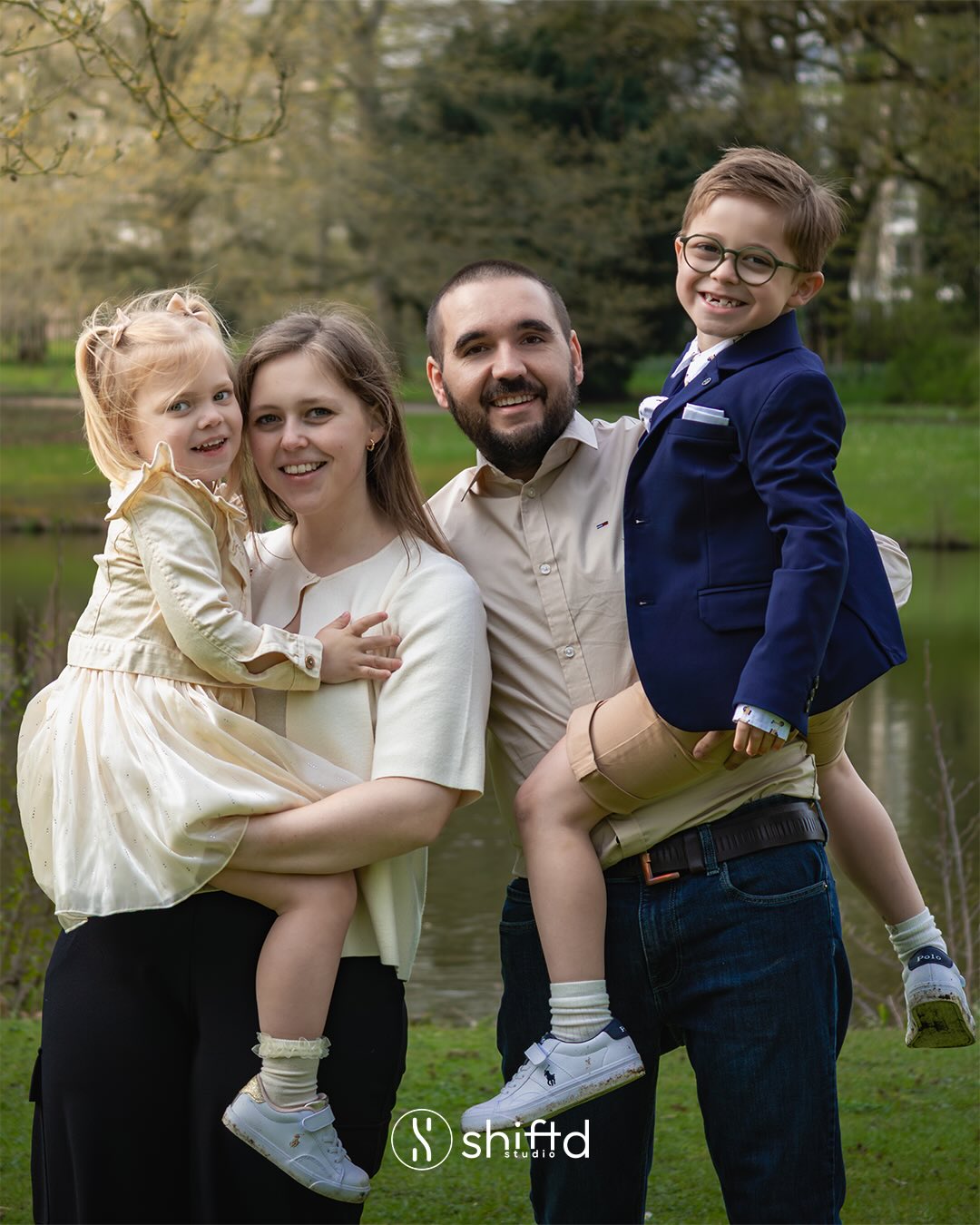 Communiefoto’s gaan voor mij niet alleen over het kind zelf, maar ook over de mensen errond ☀️
Samen lachen tijdens een spontane fotoshoot, vaak zijn dat later de beelden die het meeste gevoel terugbrengen.
📸 Nog een kleine selectie uit de communieshoot van Morris, deze keer met het gehele gezin.
Wil jij ook spontane herinneringen laten vastleggen waar je later graag naar terugkijkt? Stuur me gerust een berichtje.
#communie #communiefotografie #gezinsfotografie #familiefotografie #shiftdstudio