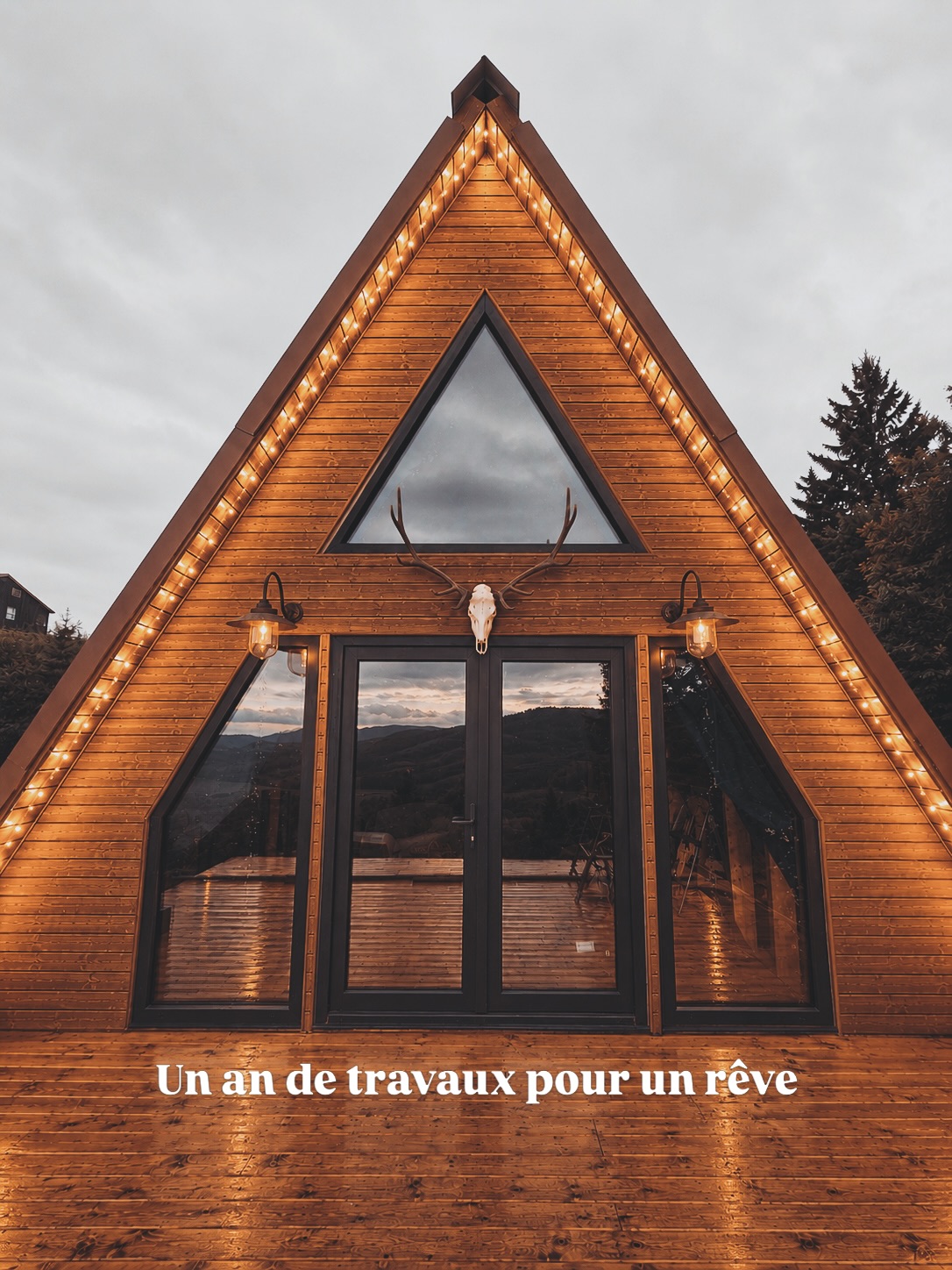 On y est presque ! 🙌
Rappelez vous, il y a presque un an, je vous annonçais un tournant majeur pour la marque, né d’une vision et d’un rêve, celui de vous faire intégrer l’univers du projet à part entière.
Pas avec des produits cette fois, mais bel et bien avec un logement atypique, qui représenterait à 100% la vibe Wild Whispers dans lequel vous pourrez séjourner de manière immersive pour vous échapper du quotidien et vivre le temps de quelques jours dans un univers partagé entre déco western et nature.
Ce projet j’en ai rêvé, comme un besoin irrépressible de créer quelque chose de nouveau et d’unique parce que je crois que c’est ce que j’aime le plus faire.
Aujourd’hui, des mois de travaux plus tard je me suis retrouvée assise sur cette terrasse perchée à 3m de hauteur en ayant du mal à réaliser que c’était bien réel et je dois avouer que ca m’a beaucoup émue 🥹
Pendant longtemps j’ai cherché à rentrer dans les cases, et aujourd’hui ce qui m’anime et me fait vivre à tout point de vue est d’en sortir 🫶
Et pour ça, la vie est magique ✨
Alors oui il en reste encore beaucoup à faire, l’intérieur commence tout juste mais je crois que vous comme moi, on peut maintenant se projeter ensemble dans cette nouvelle aventure.
Immense bravo à @sylvain_schietse qui a géré les travaux d’une main de maître et a sorti cette A-Frame de terre en un rien de temps 💪
J’ai hâte d’avoir vos avis 🫶🌞
a-frame - travaux - autoconstruction -cabane