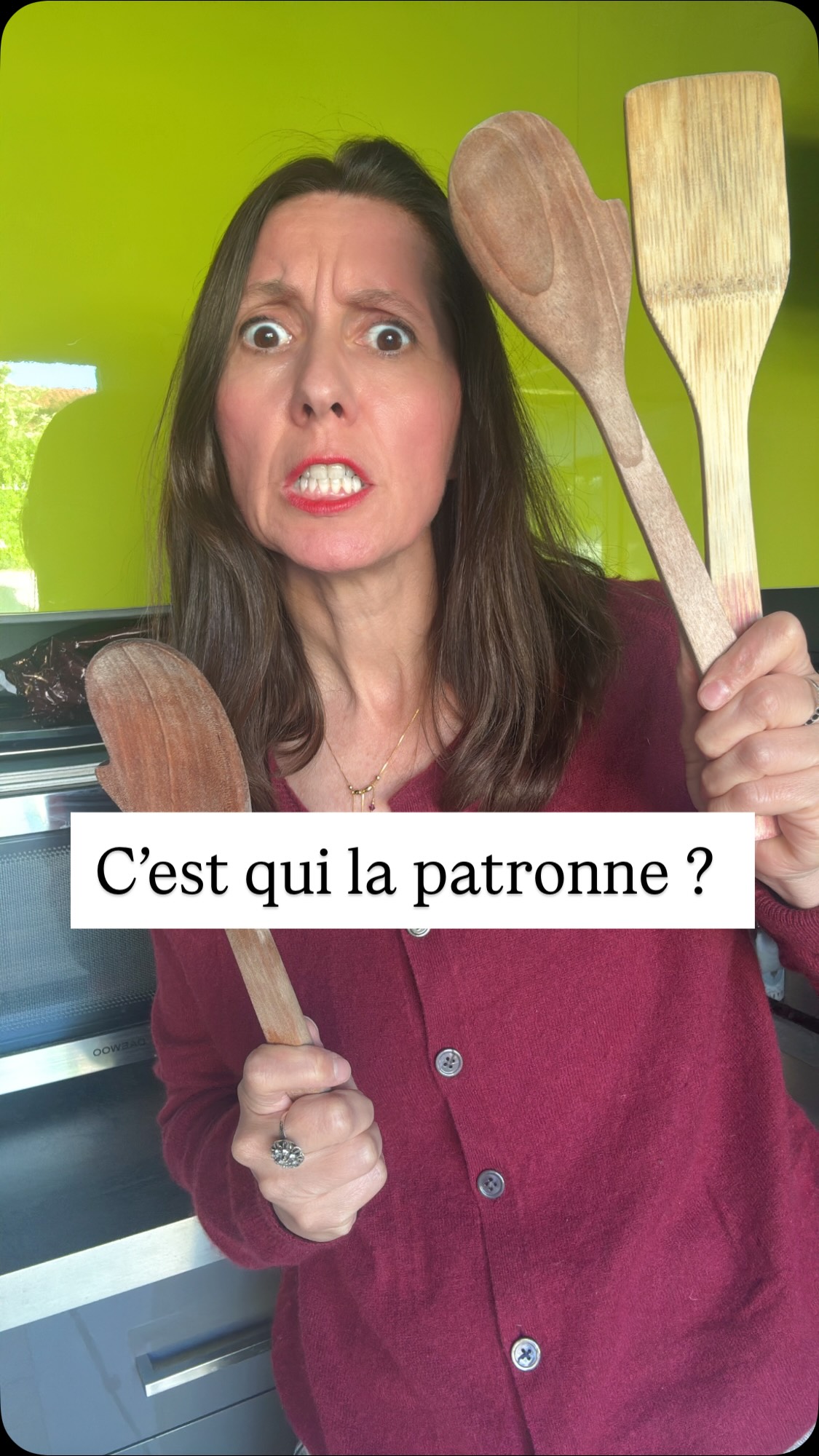 Tu n’es pas censée être l’assistante personnelle de tes objets. 😅
Quand tu passes ton temps à déplacer des choses, ranger des choses, chercher des choses, nettoyer des choses… ce n’est plus de l’organisation.
C’est de la gestion d’encombrement.
Et souvent, le vrai problème n’est pas le rangement.
C’est qu’il y a tout simplement TROP d’objets dans l’espace.
Le fameux :
👉 “ça peut servir”
👉 “je l’ai payé cher”
👉 “je vais peut-être m’en resservir un jour”
Résultat ?
Des placards pleins.
Une charge mentale énorme.
Et cette impression de ne jamais réussir à reprendre le dessus.
La vraie solution, ce n’est pas d’acheter encore une boîte ou un organisateur de tiroir Pinterest 😅
C’est de faire un vrai tri en profondeur.
Laisser partir ce qui ne sert plus.
Donner une seconde vie aux objets.
Et surtout… arrêter de faire entrer chez soi des “petites merdouilles” inutiles à chaque course, balade ou voyage 😂
Parce qu’un objet qui entre chez toi prendra :
✔ de la place
✔ de ton énergie
✔ de ton temps
✔ de ta charge mentale
Alors avant d’acheter, pose-toi cette question :
“Est-ce que cet objet va vraiment améliorer ma vie… ou juste encombrer une étagère de plus ?”
Sandra, ta Home Organiser passionnée ❤️
#Desencombrement #HomeOrganizer #OrganisationMaison #ChargeMentale #MinimalismeRealiste