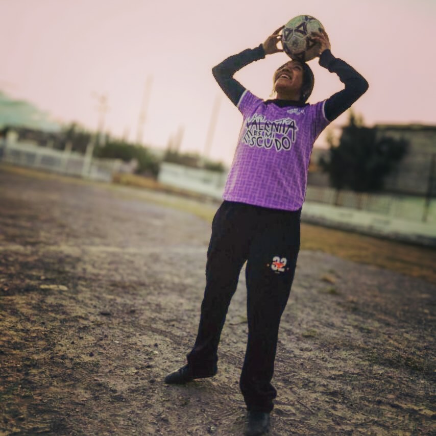Desde México, @massuenosac es parte de SOMOS Equidad 🇲🇽⚽💜
En su cancha violeta, niñas y mujeres no solo juegan fútbol…
- Construyen espacios seguros
- Aprenden a vivir libres de violencias
- Se reconocen, se apoyan y se empoderan
A través del deporte, la educación y el trabajo comunitario, Más Sueños acompaña procesos que transforman vidas, promoviendo el respeto, la equidad de género y la diversidad.
Porque la transformación también implica involucrar a hombres, jóvenes y niños, cuestionar las formas tradicionales de masculinidad y construir juntos una cultura más justa dentro y fuera de la cancha.
SOMOS Equidad es esto:
comunidad, aprendizaje y acción para cambiar las reglas del juego.
#SomosEquidad #CanchaVioleta #FútbolConPropósito #EquidadDeGénero #México NiñasEnLaCancha 💜⚽