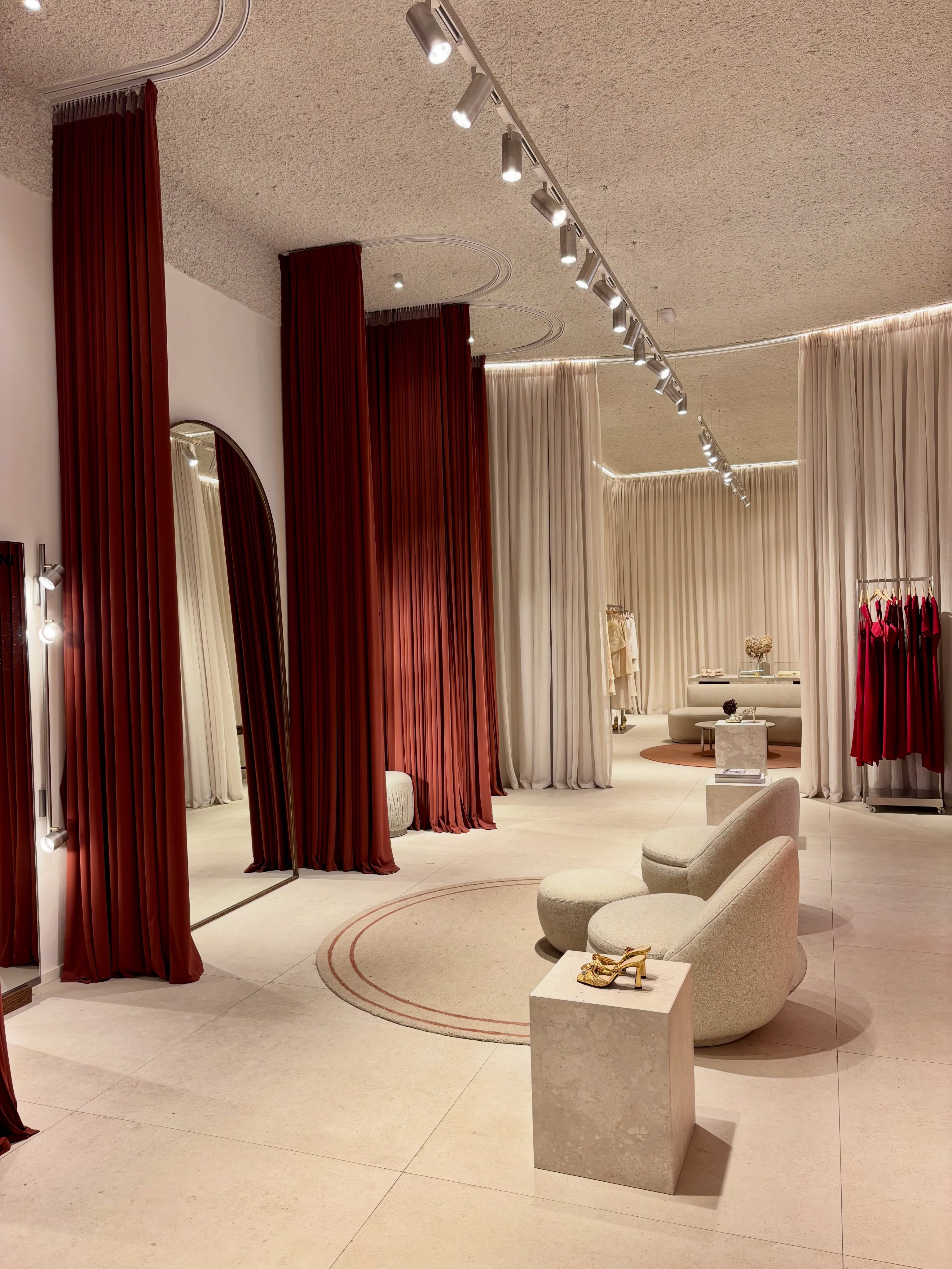 Inside @bimani13 in Justicia, Madrid 🇪🇸 Where the store feels less like retail, more like a lived-in wardrobe.
Soft light, clean lines, effortless rhythm: everything is designed to feel already worn, already loved.
This is Madrid’s new everyday luxury textbook: quieter, more tactile, always human.