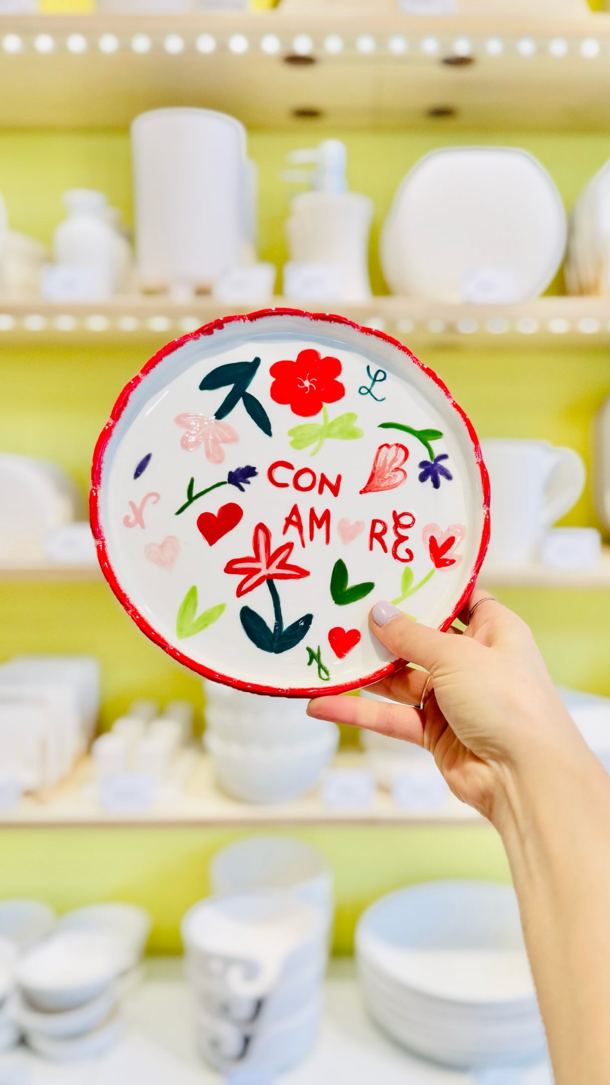 ✨ Une seule céramique… et pourtant mille façons de la rendre unique ♥️
C’est exactement ce qu’on adore voir au Manifik Céramic Café 😍 Une même pièce, mais des univers complètement différents selon les couleurs, les motifs et l’inspiration de chacun ✨
Pop, minimaliste, vintage, solaire, graphique, douce ou ultra colorée… Chaque création raconte une personnalité, une humeur, un moment 🎨
Et c’est ça la magie de la peinture sur céramique :
👉 partir d’une pièce brute
👉 laisser parler sa créativité
👉 repartir avec un objet aussi beau qu’utile au quotidien
Impossible d’obtenir deux versions identiques… et franchement vos idées nous bluffent à chaque fois 🤯♥️
Alors dites-nous en commentaire :
Quelle version est votre préférée ? 👀
✨ Plus de 100 céramiques à peindre vous attendent au café
Réservez dès maintenant votre séance de peinture sur céramique sur manifik.fr pour 2h30 de détente créative à Strasbourg ♥️
peinture sur céramique - céramic café - céramique - strasbourg - activité strasbourg - idée activité - atelier créatif - pottery painting - fait main - ceramic painting - loisir créatif - café céramique - manifik céramic café - creative coffee - activité entre amis - activité couple - activité alsace - céramique peinte - diy france - tendance déco - pièce unique - personnalisation