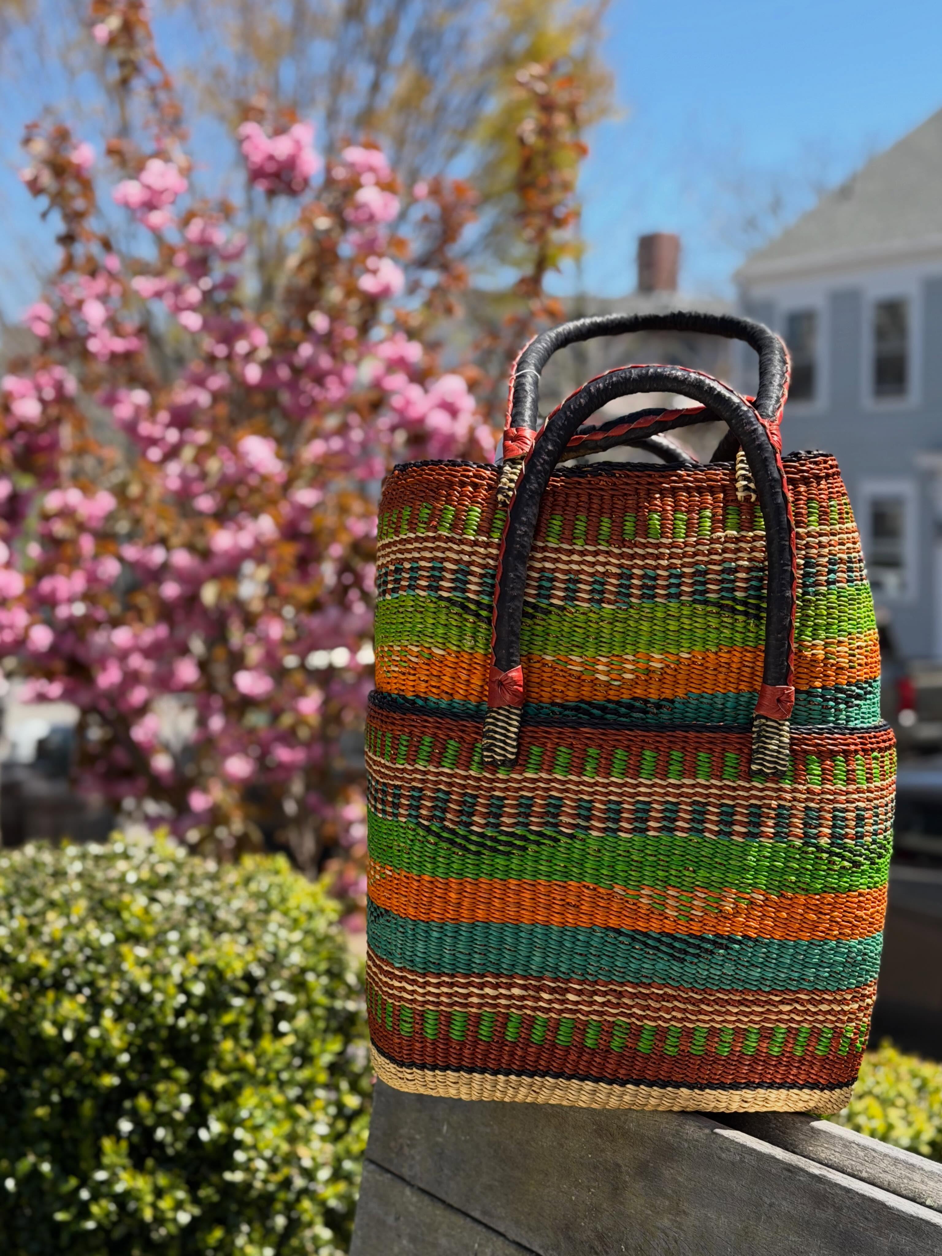 We have several NEW bags @nantucketbookworks. Bags perfect for the beach, book shopping, grocery shopping, traveling, and everyday use! Make sure to stop by 25 Broad Street and browse some books + bags!