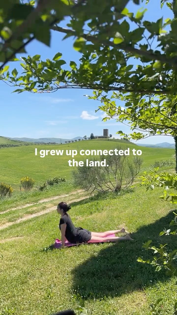 😊We all have a “language”, a way of communicating between our souls and the places we go.
🌿Mine is breathing in the landscape, letting my feet touch dirt and discovering the flora and fauna.
What do you do to connect with the places you travel to?
Tell me in the comments! 👇
#travelingartist #connectingwithnature #yogawithaview #dailyroutine #soultalk
