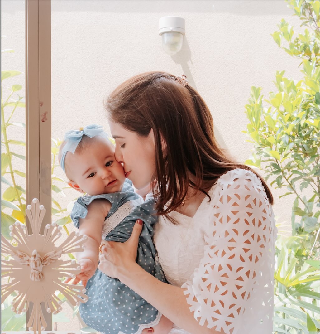Eu quis muito ser mãe… o desejo de cuidar, a paixão por educar, o chamado para servir… tudo culmina nesse papel! Nada neste mundo nos aproxima mais de Deus do que a maternidade. Porque não é apenas sobre gerar; é sobre manter a criação. Não é apenas sobre educar um ser humano bom; é sobre fazer um mundo inteiro ser melhor! É sobre aprender a ver o mundo com olhos mais compassivos, mais esperançosos e mais amorosos. A Sarinha tem o melhor cheiro do mundo, o olhar que me cativa e me cura, as mãozinhas que me convidam de modo irresistível e um abraço em que cabe o universo inteiro. Ah, ser a mãe dela é muito mais do que eu pedi a Deus! Desejo a todos um feliz Dia das mães: às presentes, às que vivem no Céu, às tentantes, às gestantes e a todas que exercem a maternidade nas suas dimensões biológica, social ou afetiva. #diadasmāes #maedemenina #amordemãe