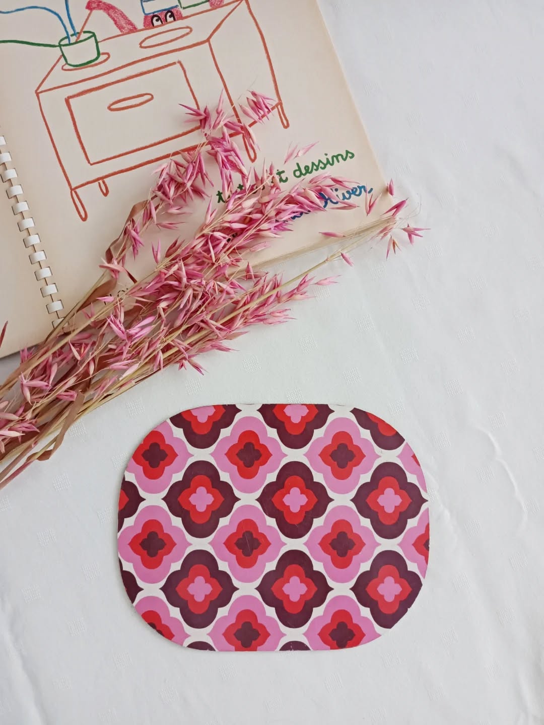 🌸 Petit concentré des années 70 en approche !
Voici une jolie planche à découper / plateau / set de table en formica, avec son motif de fleurs stylisées roses ultra seventies et son dessous gris.
Le genre d’objet qui donne immédiatement envie de remettre une nappe flashy, de servir des tartines de beurre et d’écouter France Gall en cuisine.
🔎 Très bon état Quelques rayures d’usage discrètes.
📏 17,8 x 22,6 cm. Épaisseur : 3 mm
⚖️ 0,4 kg
🏷️ Prix : 10 € l’unité + frais de livraison.
Il reste 3 pièces disponibles sur les 4 planches.
📦 Retrait à l'atelier de Villeneuve d'Ascq, livraison possible sur la métropole lilloise ou envoi partout ailleurs !
#formica #annees70 #decovintage #lesimparfaits #cuisinevintage