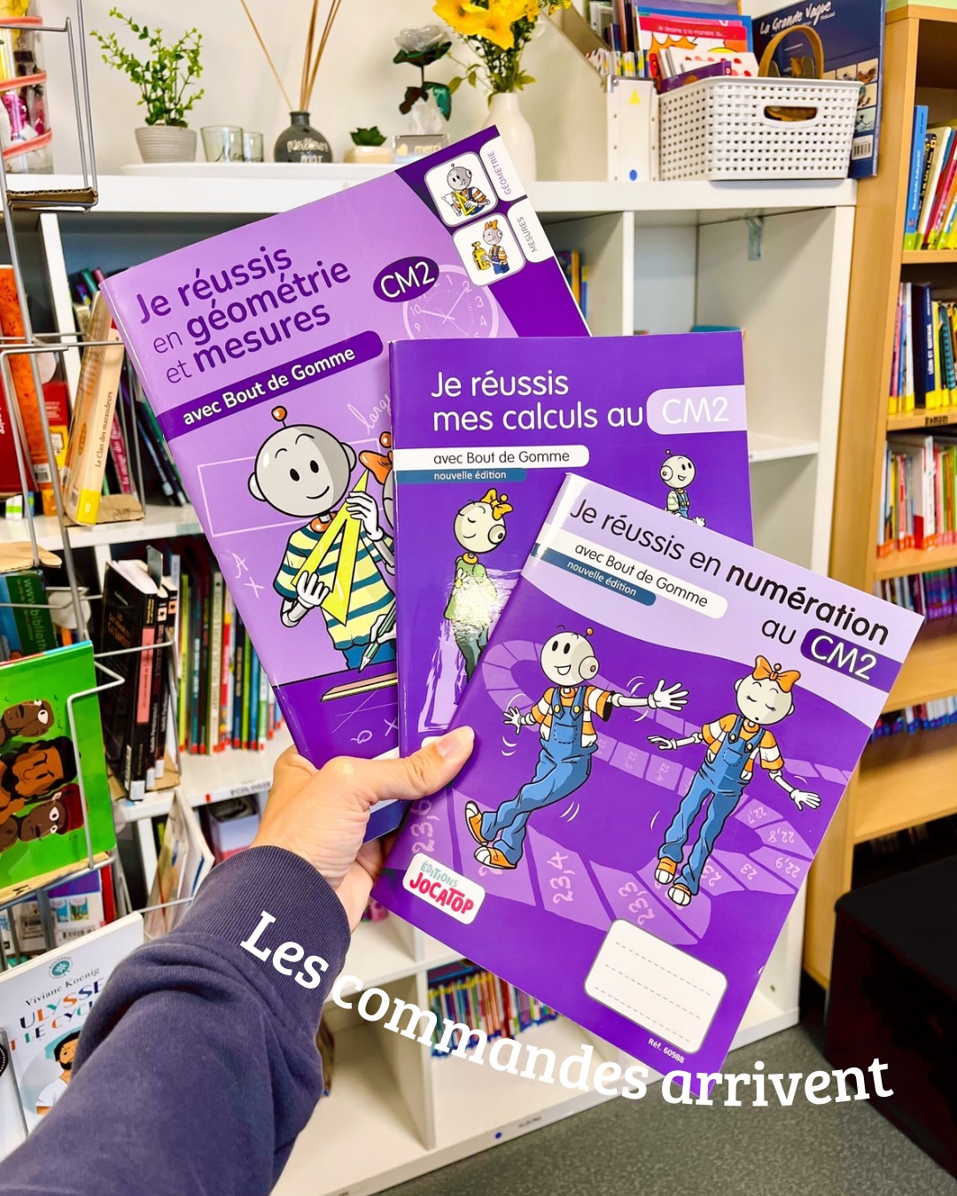 C•O•M•M•A•N•D•E•S
▶️ Dis-moi, tu as déjà utilisé ces cahiers avec tes élèves ?
Après deux ans avec les cahiers de géométrie dans ma classe (achetés avec mon budget commande) je suis ravie cette année de l’ajout de la partie mesures !!
Ce cahier est le seul de la collection en grand format pour faciliter les tracés et mes élèves les adorent !
C’est un vrai plus au final d’avoir un fichier pour les élèves sans se préoccuper d’aller faire des photocopies et de devoir coller des feuilles ensuite dans un cahier !
Cette année je me suis donc aussi laissée tenter par ceux de numération !! J’ai trop hâte de les utiliser l’an prochain. En double niveau ça va me permettre de différencier directement les exercices.
Il a bénéficié d’une mise à jour avec les nouveaux programmes tout comme celui de calcul qui combine calcul posé et mental (automatisé et réfléchi !!).
Bref, ici on est fan alors on en parle en toute connaissance de cause après deux ans d’utilisation en classe !!
Merci à @editionsjocatop et à @boutdegomme pour ce bel outil et pour m’avoir fait confiance pour en parler à ma communauté !
À cette occasion, j’en profite pour vous dire que toutes les commandes passées sur le site de Jocatop au mois de mai participeront à un tirage au sort pour gagner une série de cahiers pour sa classe.
N’hésitez pas si vous avez des questions sur les cahiers, je pourrais vous répondre en story en vous montrant différentes parties si vous souhaitez.
Bon long week-end !
Maitresselili_lh ✨
#bbk1755 #maitresselililh #maitresse #cycle3 #boutdegomme
Produits offerts