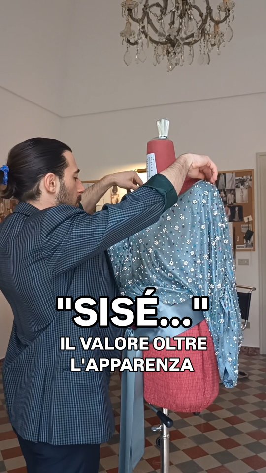 "Sono solo due cuciture".
È da qui che nasce la più grande illusione del nostro tempo: confondere il prezzo con il valore.
In un'epoca dominata dalla produzione in serie, dove i capi nascono privi di anima, qualità e destinati all'oblio... Noi scegliamo di andare controcorrente.
In questo top gioiello non ci sono
"solo due cuciture", ma ore di vita:
tempo di lavoro, anni di preparazione, esclusività.
L’artigianato puro non è un lusso per pochi, ma una forma di resistenza alla mediocrità.
È la scelta consapevole di indossare un’emozione, prima ancora che un capo; di vivere un'esperienza; e di poter esprimere davvero il proprio stile.
#sartoriacontemporanea #atelieraltamoda #sumatelier #sumiosono #sumdomenicomoschetta