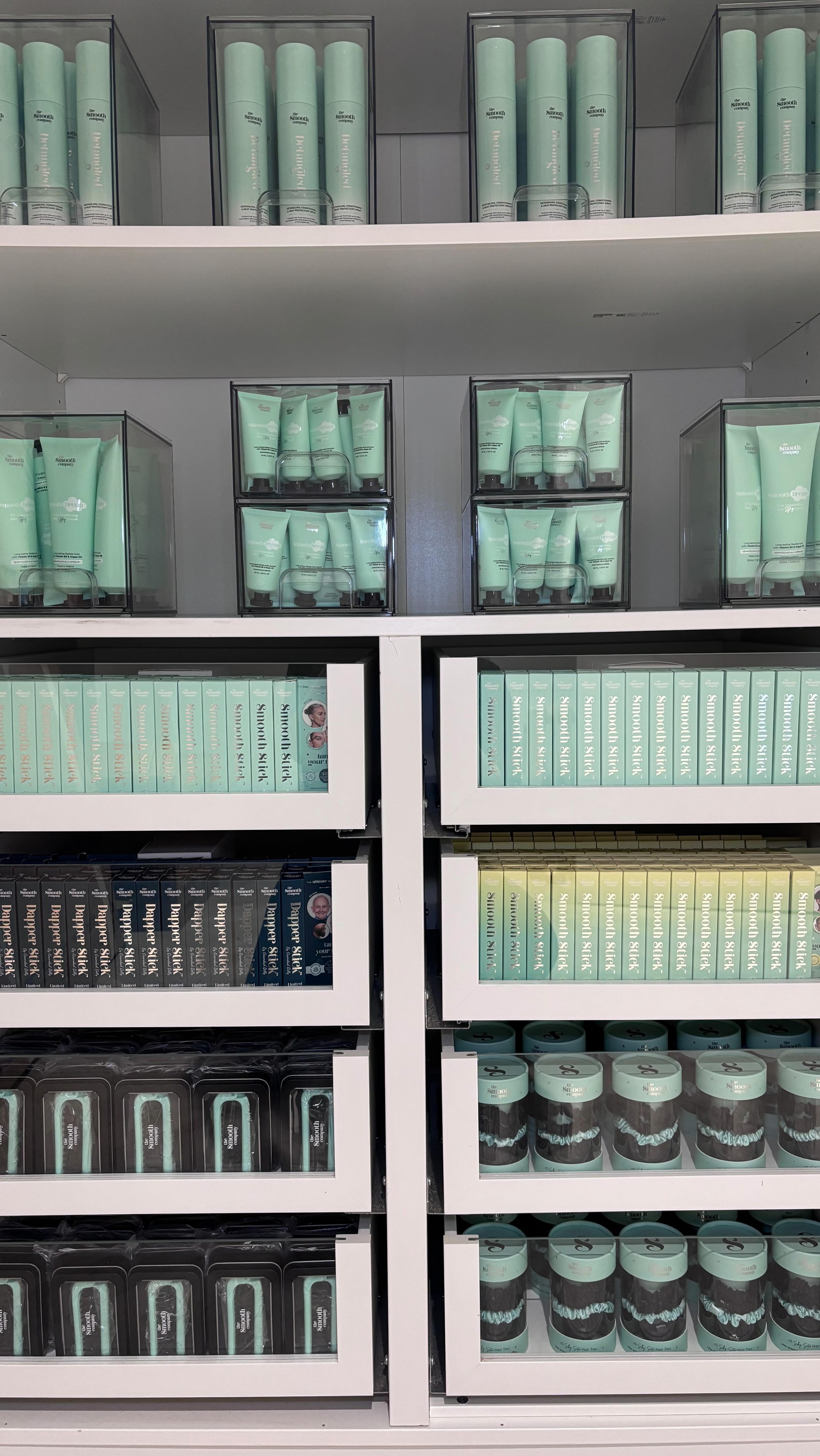 The smoothest of all resets for @thesmoothcompany__ Smooth Dream House 🙋🏼♀️☁️
I recently reset and organised The Smooth Company’s new office space, creating product storage systems that are clear, functional and easy for the whole team to maintain!
Everything has a clear place, everything is easy to see at a glance and the space works efficiently for the team day to day 👏🏼
Of course a lazy Susan was the perfect way to display the whole product range and allow the team to grab what they need without disrupting the main product displays 🌟
Strong organisation isn’t just about how a space looks, it’s about creating systems that make life (and work!) run more smoothly 💓
Thanks to @ainekennedyyy @eimearkennedy and the whole Smooth Co team for trusting me with your brands new space - it’s STUNNING 👏🏼
#thehomereset #professionalorganiser #declutter #thesmoothcompany