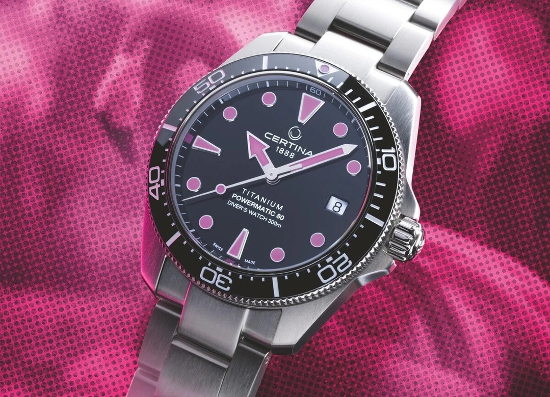 Schwarz. Titan. Pinke Super-LumiNova®.
Die neue Certina DS Action Diver 38 mm Titanium Summer Edition bringt frischen Charakter an eine echte Toolwatch.
Leichtes Titan, 300 m Wasserdichtigkeit, ISO 6425 Zertifizierung und das bewährte Powermatic 80 mit 80 Stunden Gangreserve – kompromisslos robust.
Das Highlight: markante rosa Leuchtindizes auf schwarzem Zifferblatt.
Ungewöhnlich, selbstbewusst und alles andere als Standard.
Eine Taucheruhr mit Sommer-Attitüde.
#Certina #DSActionDiver #TitaniumWatch #SuperLuminova #DiveWatch #SwissMade #JenniUhren #WatchPassion