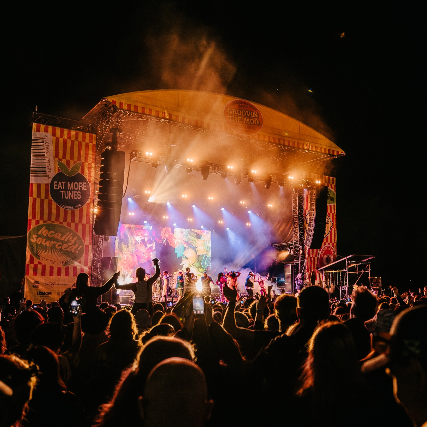 Lismore lit up this weekend with the triumphant return of @groovinthemoo ✨💥
A beautiful display of community spirit - you could feel the love across the entire festival - artists, crew and festival-goers alike. Whether local or first-time visitor, there was a unanimous agreement that it felt just like coming home ♥️
Read the full glowing, nostalgic review in bio!
✍️ @jess.serendipiti
📸 @jordankmunns
#groovinthemoo #lismore #livemusic #festival #review