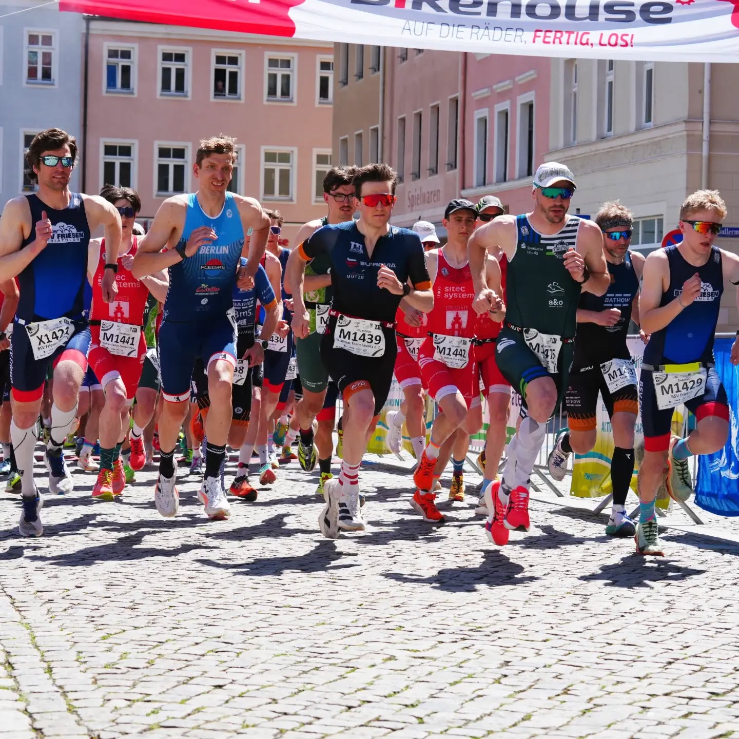 🔥 Saisonauftakt geglückt! 🔥
Mit unseren Athleten und 2 @city_car_autovermietung Fahrzeugen ging es für unsere Teams vergangenen Samstag nach Kamenz zum ersten Regionalliga- und Landesliga-Wettkampf der Saison 2026.
Männer/Masters/Frauen und das Landesliga Team galt es zu koordinieren.
Auf dem Programm:
Bergduathlon mit 5,5 km Lauf 🏃♂️, 27 km Radfahren 🚴♂️ und nochmal 2 km Laufen – bei satten 29 Grad und ordentlich Höhenmetern. ☀️⛰️
Schauen wir uns doch das Ergebnis der Männer @triathlonregionalligaost und das der Landesliga genauer an: (Instagram zwingt uns leider euch nicht alles aufregende zu erzählen)
In der RL konnten Max und Eric ganz vorne mitmischen und belegten starke Plätze 4 und 12. Auch Chris und Samuel kämpften sich durch Hitze, Berge und Gegenwind und sicherten uns am Ende Platz 6 von 15 Teams. 💪
In der Landesliga überzeugte Neuzugang Robert direkt bei seinem ersten Einsatz und Christoph zeigte schon jetzt starke Form Richtung #im703leipzig . Trotz harter Bedingungen hielt das Team souverän das Mittelfeld und erreichte Platz 8 von 16 Teams. 👏
Der erste Wettkampf hat gezeigt: Wir sind motiviert, hungrig und haben richtig Bock auf die Saison! 🔥
Du hast auch Lust auf Triathlon, Teamspirit und Wettkämpfe?
Dann melde dich bei uns und werde Teil unseres Teams! 🚴♂️🏃♂️🏊♂️
Nächster Halt: @powertriathlon_gera Ende Mai! 🚀
#triathlon #leipzig #athleticoleipzig
📸 by @ickspunkt.pixel und @athletico_leipzig