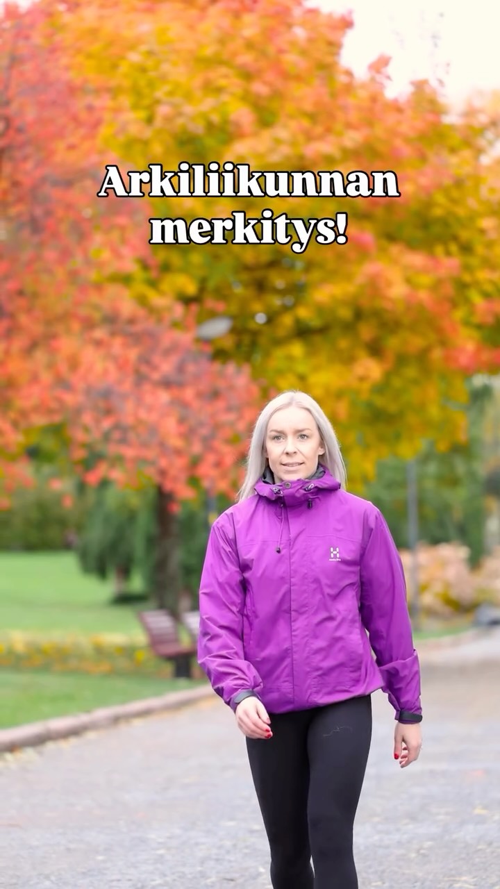 Arkiliikunta on yksi helpoimmista tavoista huolehtia hyvinvoinnista. Pienikin liike päivän aikana tekee hyvää keholle ja mielelle.💛
Nykypäivänä monen arki on hyvin passiivista, etenkin istumatyön vuoksi. Päivän aikana olisi tärkeää saada liikettä, jotta keho ja mieli voivat hyvin.
Myös silloin, jos tavoitteenasi on pudottaa painoa kannattaa kiinnittää huomiota arkiliikuntaan. Se lisää huomaamatta päivittäistä kulutusta, ei vaadi suuria ponnisteluja ja tukee samalla palautumista. ✨
Arkiliikunnan hyödyt:
🟡 Lisää energiaa ja jaksamista
🟡 Parantaa mielialaa ja vähentää stressiä
🟡 Tukee palautumista ja unen laatua
🟡 Lisää päivittäistä kulutusta
🟡 Vähentää kehon jäykkyyttä ja kipuja
🟡 Tukee sydämen ja aivojen hyvinvointia
🟡 Auttaa ylläpitämään toimintakykyä arjessa
Arkiliikuntaa voi lisätä arkeen monella eri tavalla, esimerkiksi:
🟢 Työmatkapyöräily tai kävely
🟢 Aktiiviset tauot työpäivän aikana
🟢 Kävelypalaveri tai 10 minuutin kävely lounaan jälkeen
🟢 Jää pois yksi bussipysäkki aikaisemmin ja kävele loppumatka
🟢 Ulkoilua perheen kanssa
🟢 Kävely ystävän kanssa yhdessä tai etänä
Mitä näistä sinä toteutat arjessasi? 🤩
📸 @miikake
#arkiliikunta #hyvinvointi #askeliapäivään #liike #liikunta