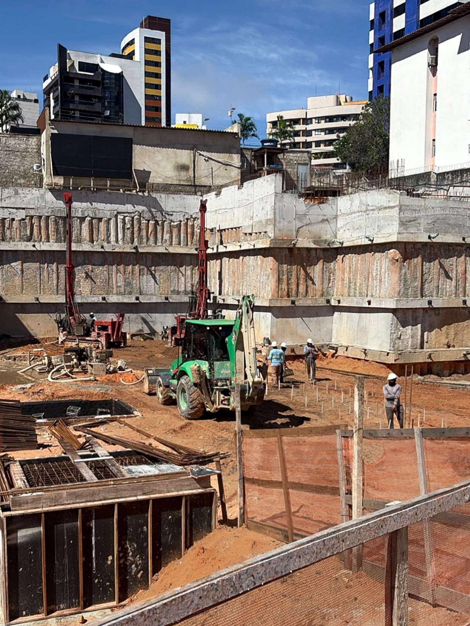 As obras do prédio mais alto de Natal seguem avançando.
• Aptos de 143m² (3 suítes), 187m² (com pé direito duplo e mezanino com Home Office) e 224m² (duplex com 4 suítes).
• Últimas unidades
Faça parte do #TorreAlmere.
#Interproj #Urbanismo #Construção #Futuro