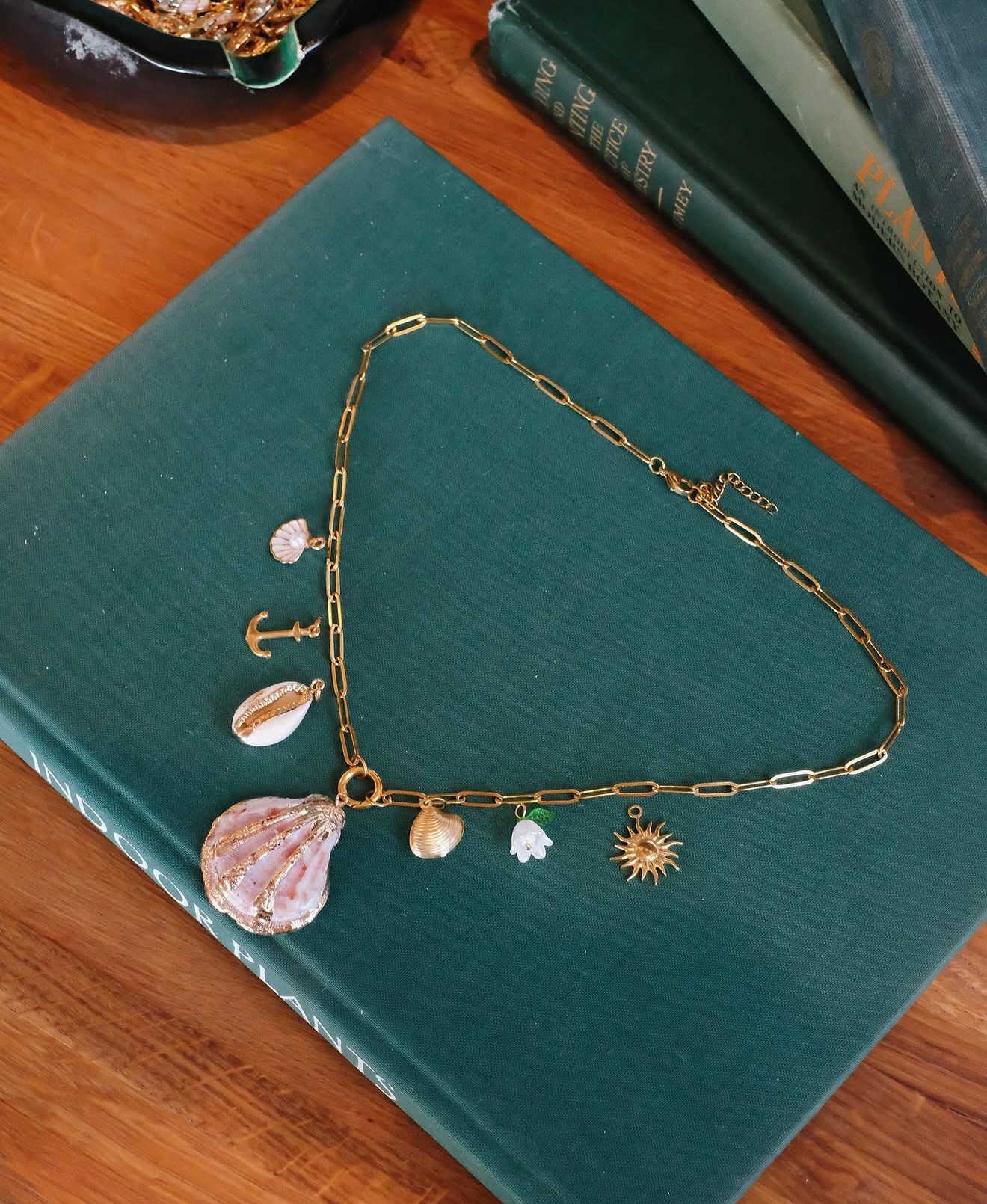 PSA: the Mother’s Day charm bar is open 🐚🤍