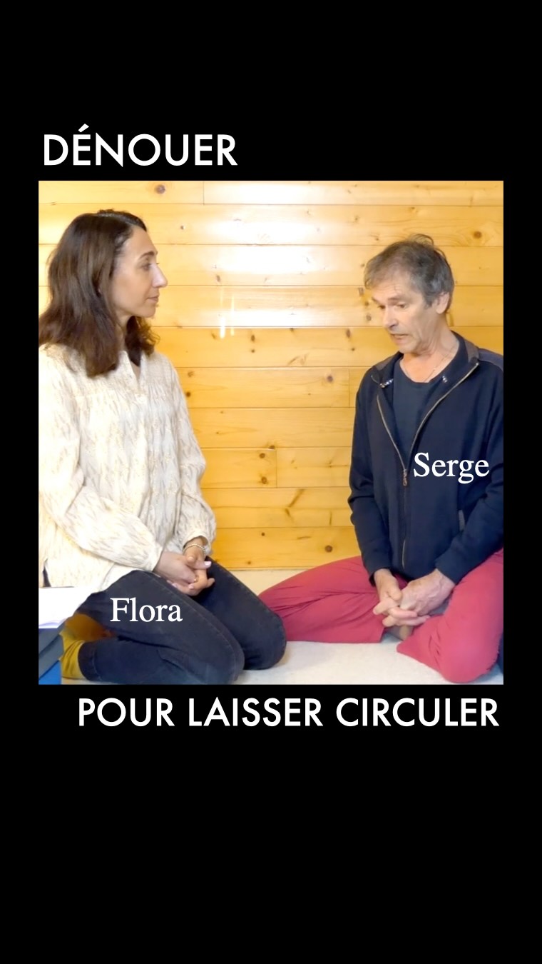Dénouer pour laisser circuler... ✨🏛️
Pourquoi notre corps ‘bloque’ parfois dans certaines postures ?
Flora @merveilleusetrangete a posé les mots justes lors d’une longue interview dont elle est à l’initiative.
Dans cet extrait, elle aborde un point crucial de notre proposition de Yogathérapie Posturale : la prise de conscience de l’antéversion du bassin. ⚖️
On ne peut pas imposer une forme à son corps si le ‘tuyau d’arrosage’ est noué à la base. Notre travail, Cath et Serge est de vous aider à défaire ces nœuds articulaires et musculaires pour que votre énergie retrouve son chemin naturel. 🌱💦
C’est ainsi que l’on passe de ‘singer’ une posture à véritablement la RECEVOIR. 🤲💎
📺 Cet extrait est tiré d’une rencontre passionnante de plus d’une heure entre Flora, Serge et moi Cath.
On y explore en profondeur notre vision de l’aplomb et du mouvement.
#YogaTherapie #CathetSergeYoga #AnteversionDuBassin #Biotensegrite #interview