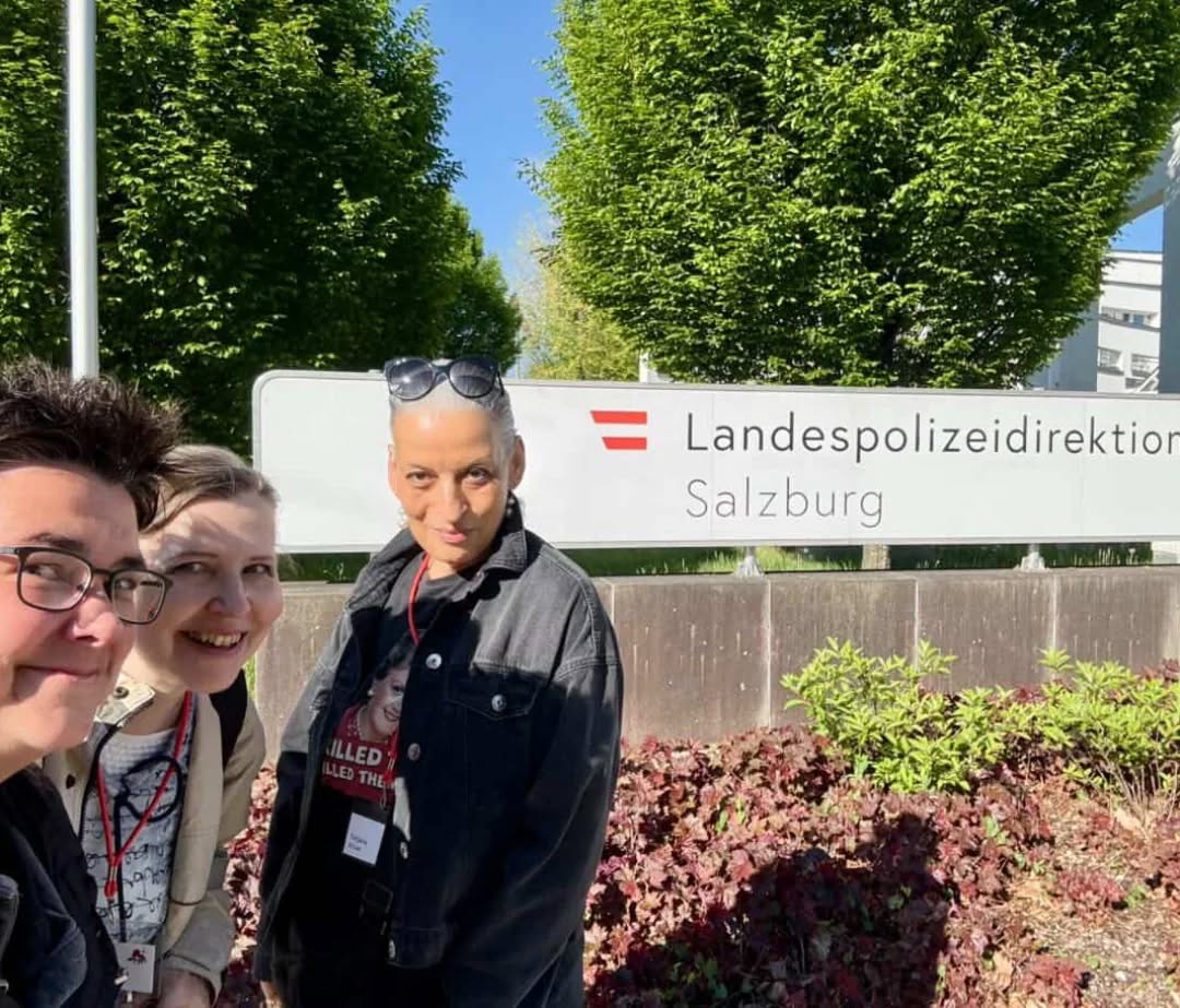 So schnell kann's gehen. Wurden wir verhaftet, weil wir kriminell gut schreiben?
Nein, keine Sorge: Konspiratives Treffen mit @writinganne Anne Keßel und @krimi.kruse Tatjana Kruse, bevor es zum Fortbildungsvortrag bei der LPD Salzburg ging.
@syndikat.kriminalliteratur