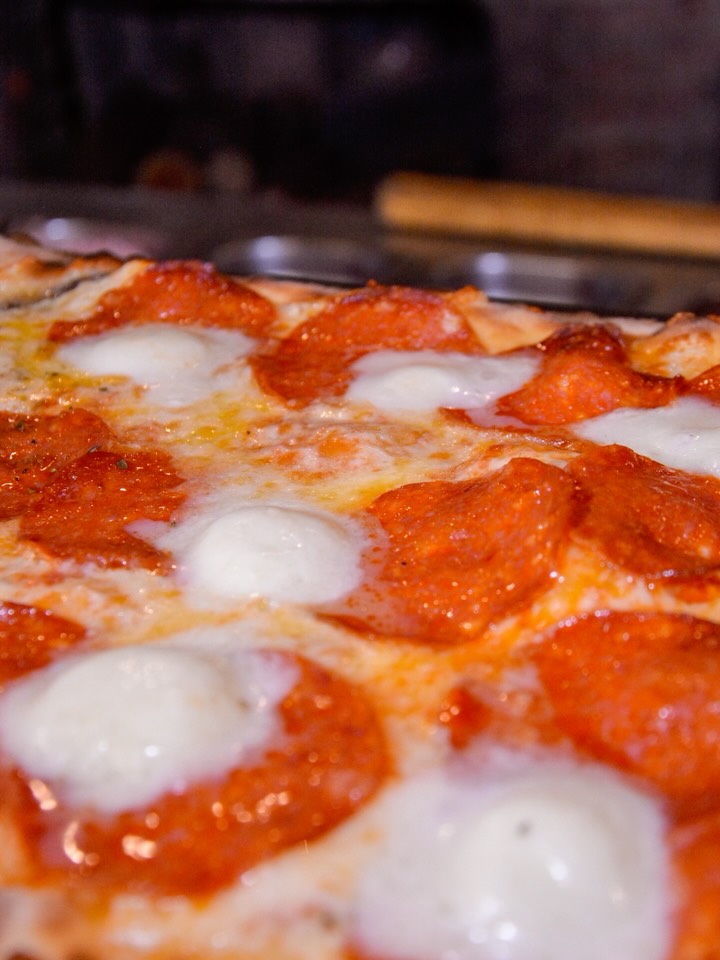 O frio pede pizza quentinha e quadrada da Villa.