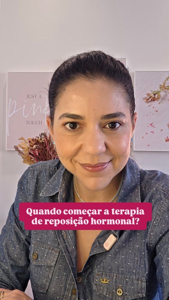 “Preciso esperar a menopausa parar completamente para iniciar terapia hormonal?”
Essa é uma das dúvidas mais comuns no consultório — e a resposta é: depende do seu momento, dos seus sintomas e da sua saúde global.
A terapia hormonal da menopausa não deve ser iniciada apenas pela idade ou por modismo. Ela precisa considerar:
✔ intensidade dos sintomas
✔ tempo de menopausa
✔ histórico de saúde
✔ risco cardiovascular
✔ saúde mamária
✔ qualidade de vida da mulher
Muitas mulheres chegam ao consultório achando que precisam “aguentar”, mesmo convivendo com ondas de calor, insônia, cansaço persistente, irritabilidade, queda de libido, dificuldade para emagrecer e nevoeiro mental.
E não: sofrer não é obrigatório.
Existe uma janela de oportunidade em que a terapia hormonal pode trazer mais benefícios e segurança quando bem indicada e individualizada.
Por isso, a pergunta mais importante não é apenas “quando começar?”, mas sim:
👉 Para você, faz sentido iniciar agora?
Menopausa não é tudo igual. Cada corpo, cada história e cada risco precisam ser avaliados de forma cuidadosa.
Dra. Ana Beatriz Matos
Ginecologia - Mastologia- Sexualidade
CRM 141-427SP RQE 61181 61182
#Menopausa #TerapiaHormonal #Climatério #SaúdeDaMulher #Mulher40Mais
