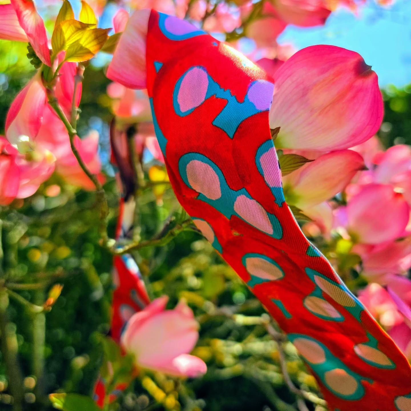 LES COULEURS - DANS MON JARDIN ET LE VENT QUI TOUCHE MON FOULARD
UN MOMENT DE JOIE
LES PETITS CHOSES, UN RIENS QUI FAIT REVER
Designerthought
@florence.e.bachofenszekely
B FLO CRAVATE DE SOIE
#bflozurich #monjardin
#lasoie #colorsplash