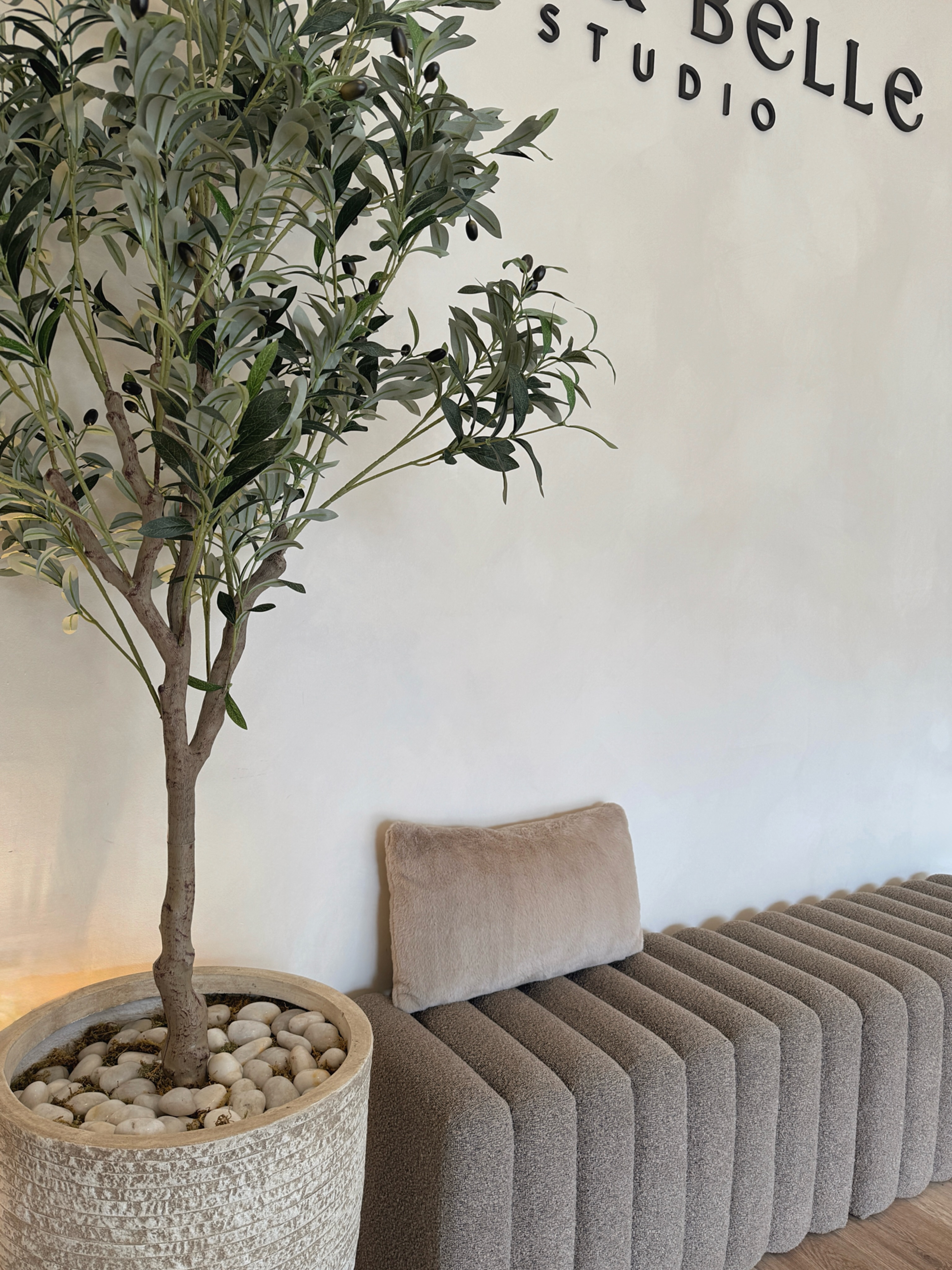 STUDIO DETAILS 🫧 🕯️ 🤎
#saloninterior #neutralsalon #leedssalon #salonnearme #neutralinterior