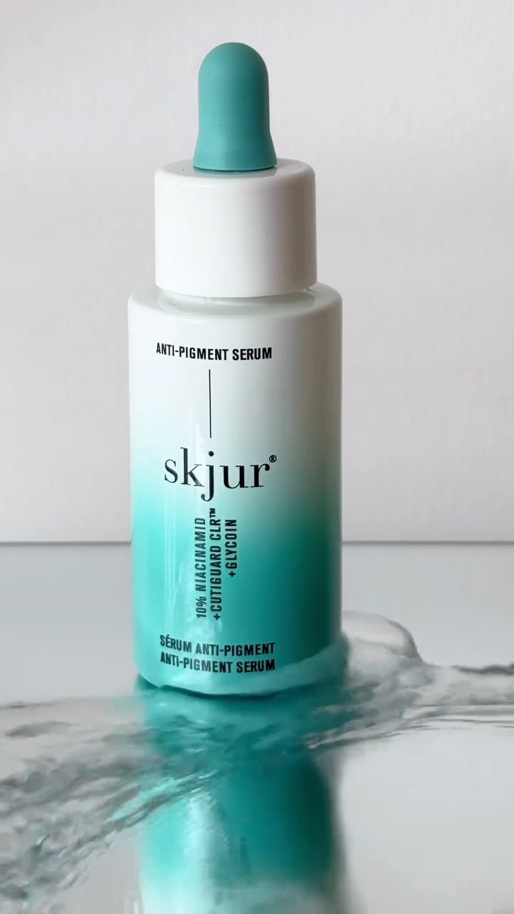 Du wünschst dir einen gleichmäßigen Teint ohne störende Flecken?
Das skjur® Anti-Pigment Serum sorgt für gezielte Wirkung bei Pigmentstörungen ganz ohne aggressive Inhaltsstoffe.
Die hochwirksame Formel mit 10 % Niacinamid, CutiGuard CLRTM und Glycoin® ist der absolute Gamechanger.
Probiere es gleich aus auf: www.skjur.shop
#antipigment #niacinamideserum #skjur #glowglowing