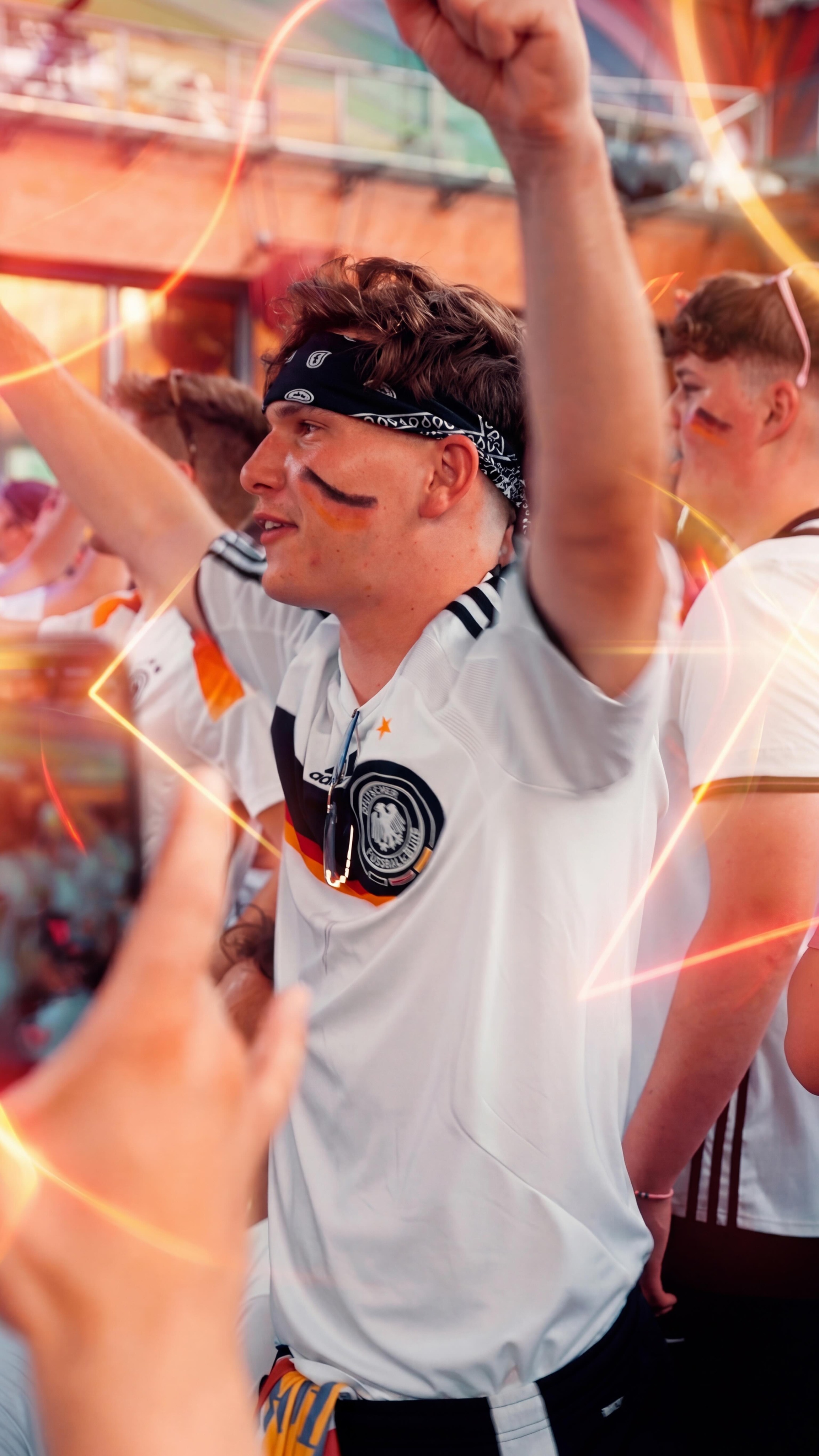 In einem Monat ist es endlich wieder soweit! Die WM 2026 beginnt! 🇩🇪⚽️ Und zur Einstimmung blicken wir nochmal zurück auf die unvergesslichen Momente der EM 2024 Auf pure Emotionen, Gänsehaut und echte Gemeinschaft, die wir zusammen im Megapark erlebt haben. Wenn ihr echtes Stadionfeeling spüren wollt, gemeinsam die Nationalhymne mitsingen möchtet und Fußball mit Passion erleben wollt, dann gibt es dieses Jahr nur einen Ort! Den Megapark!
Lasst uns gemeinsam wieder unvergessliche Erinnerungen schaffen, jedes deutsche Spiel feiern und unsere Mannschaft lautstark unterstützen. Schwarz-Rot-Gold Wir stehen hinter dir! 🇩🇪 Wir freuen uns mit euch auf die WM 2026 im Megapark!
____
#megapark #wm #ifeelmega #unitedpartypeople