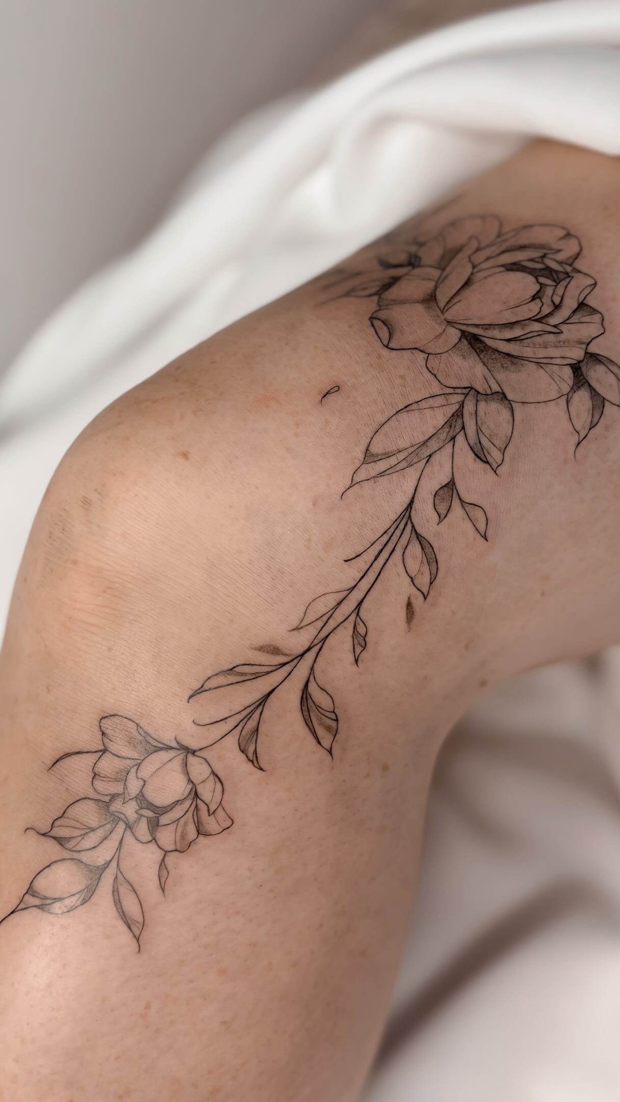 Floral pieces are always the best idea 💕 I draw every piece to fit your body shape and emphasize your beauty ✨
DM me with your custom design idea and let’s create your next tattoo 💌
#customdesign #kneetattoo #valenciatattoos #floraltattoos #botanicaltattoo